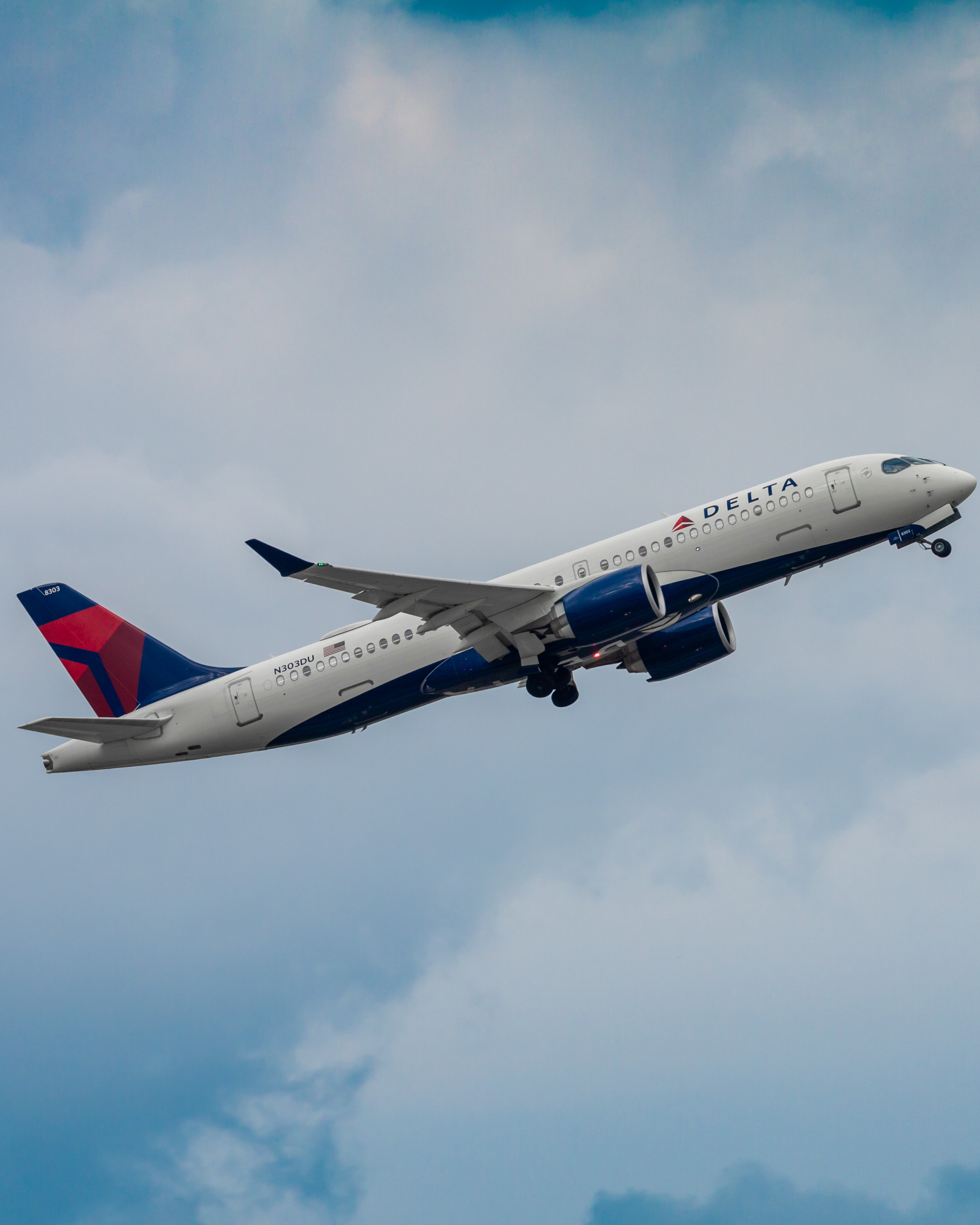 Full size: Delta Airlines Airbus A220-300 N303DU at Houston-George Bush Intercontinental Airport