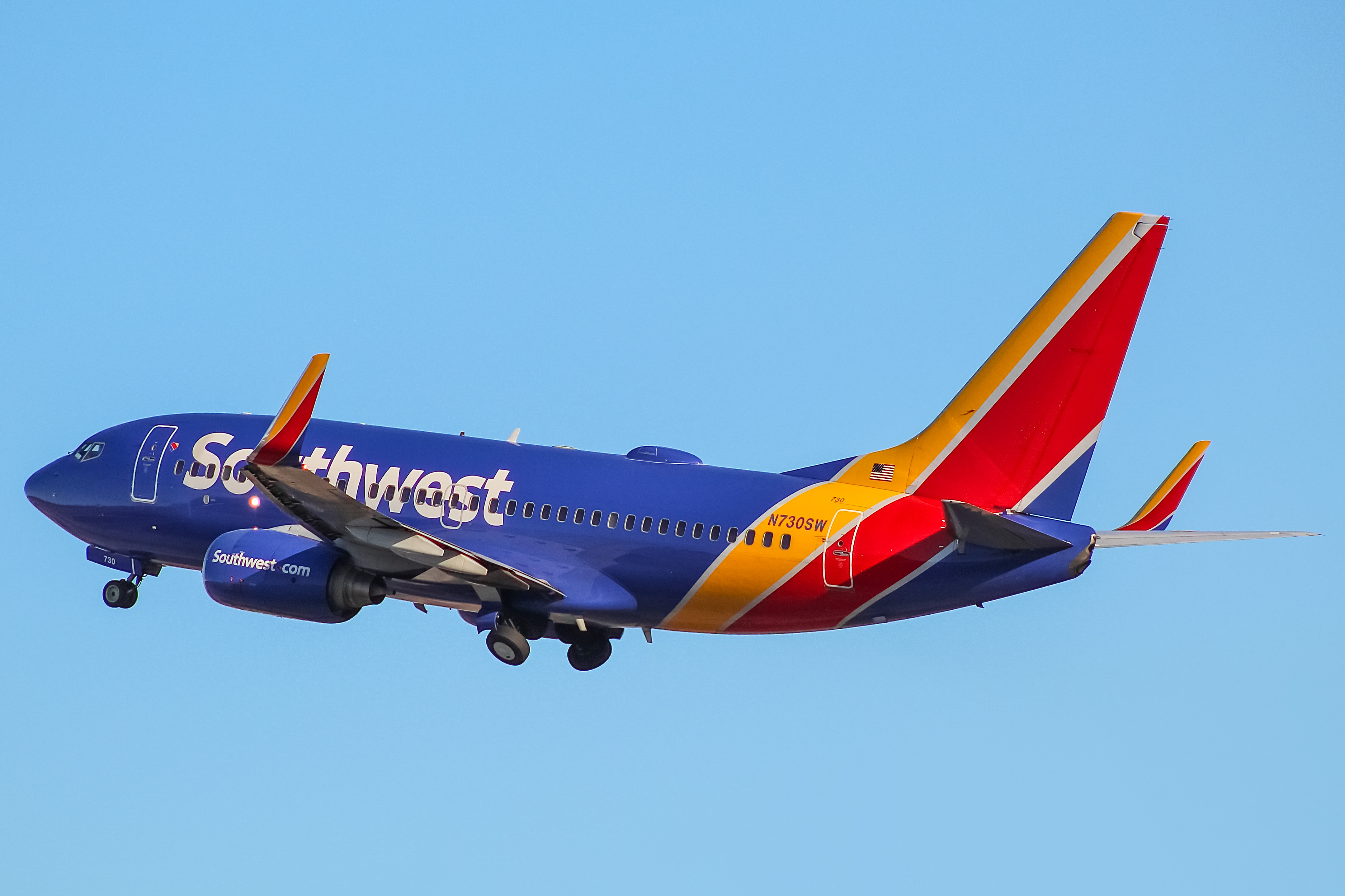 Full size: Southwest Airlines Boeing 737-700 N730SW at General Mitchell International Airport