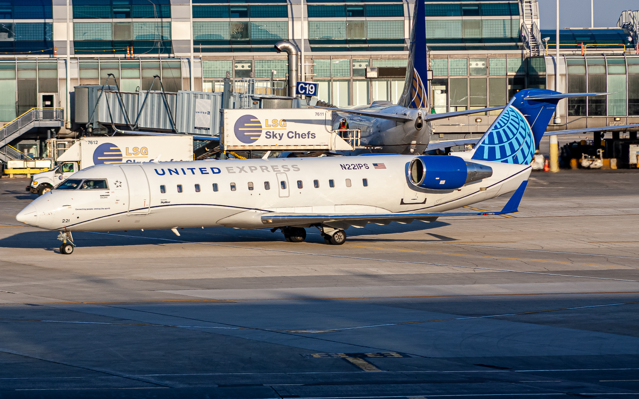 Full size: United Express Mitsubishi CRJ-200 N221PS at Chicago O'Hare International Airport