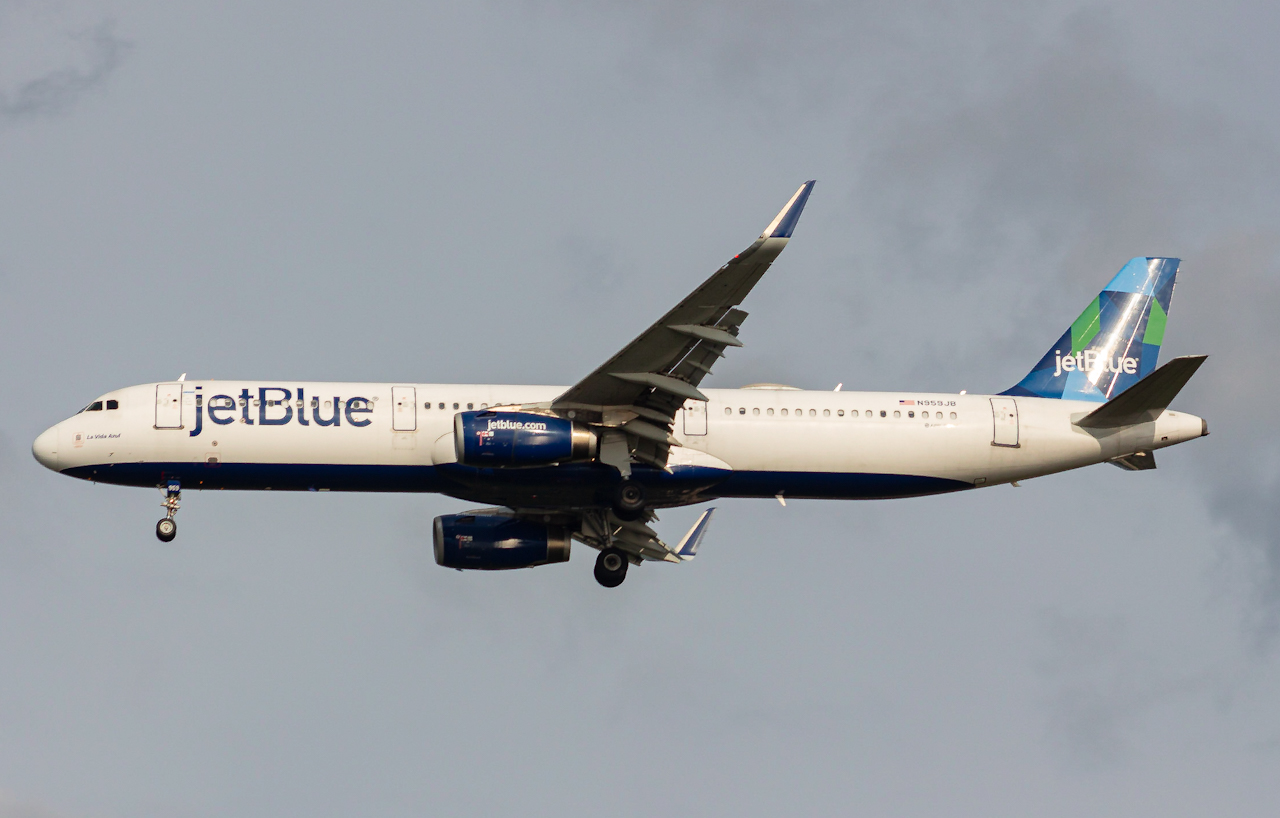 Full size: JetBlue Airways Airbus A321-200 N953JB at Tampa International Airport