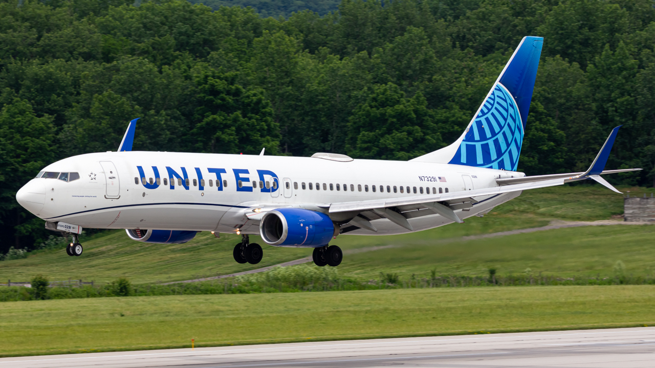 Full size: United Airlines Boeing 737-800 N73291 at John Glenn Columbus International Airport