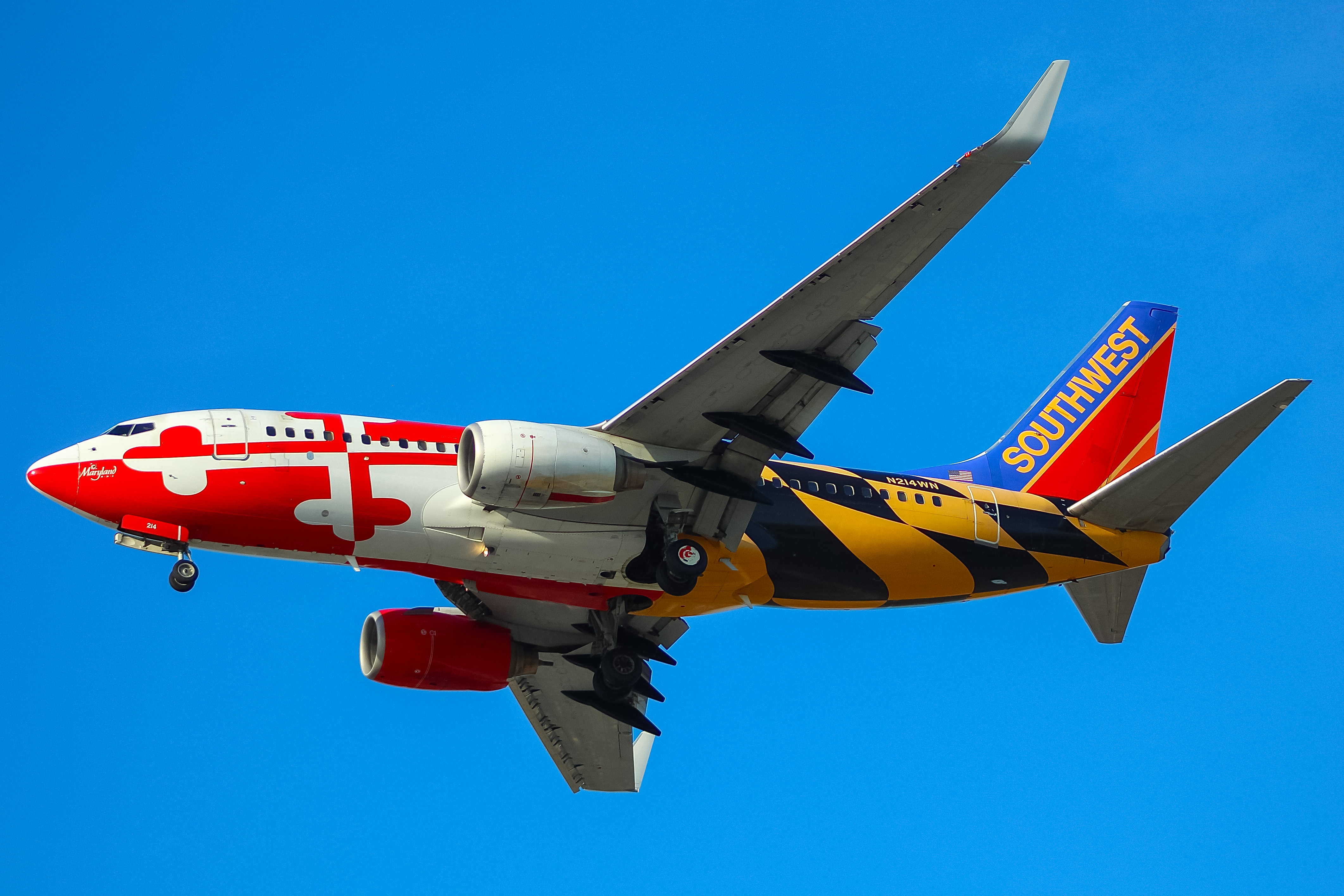 Full size: Southwest Airlines Boeing 737-700 N214WN at General Mitchell International Airport
