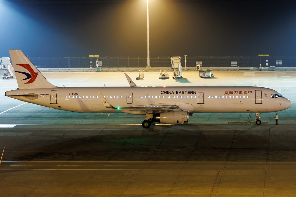 Full size: China Eastern Airlines Airbus A321-200 B-9906 at Macau International Airport