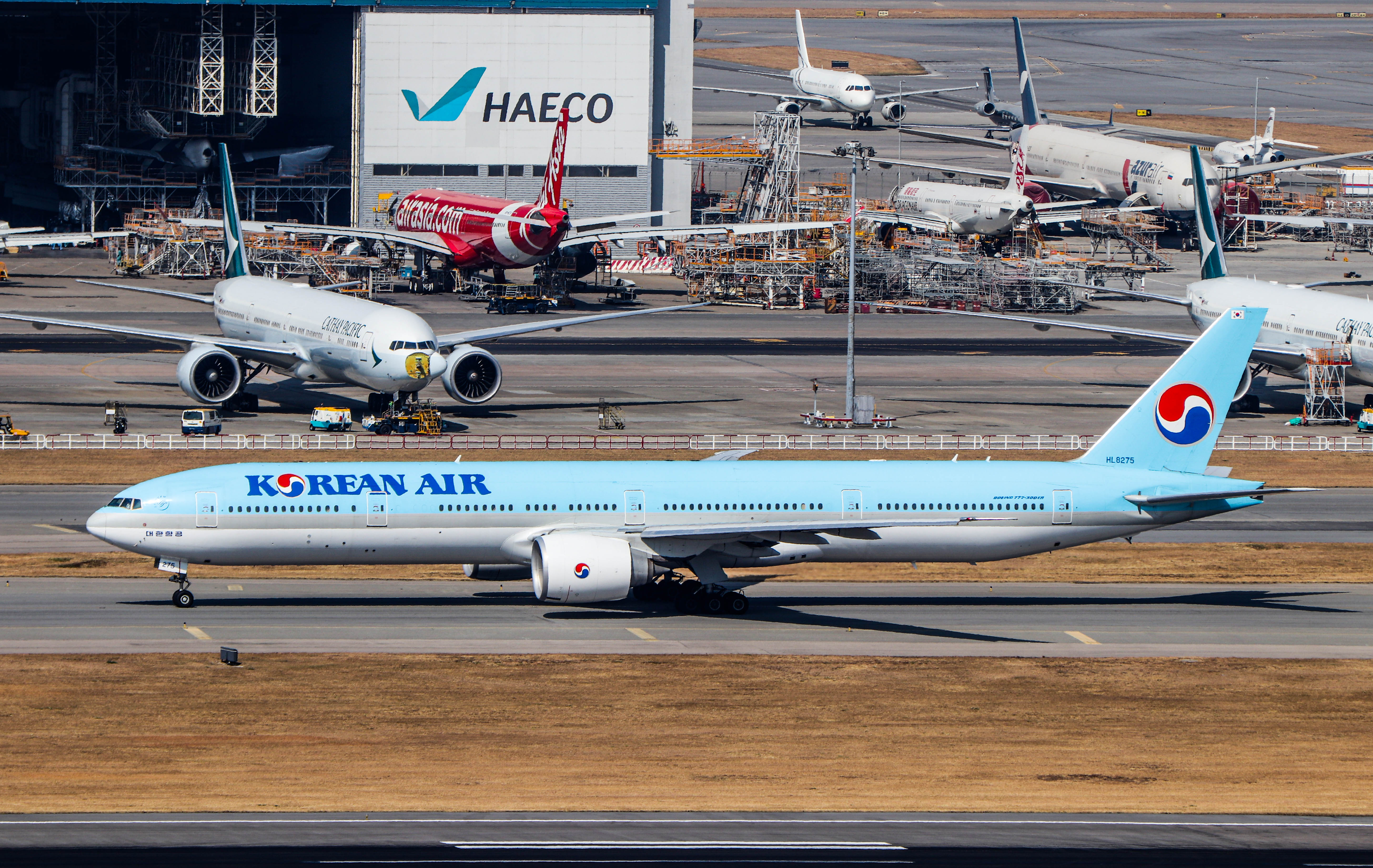 Full size: Korean Air Boeing 777-300ER HL8275 at Hong Kong International Airport