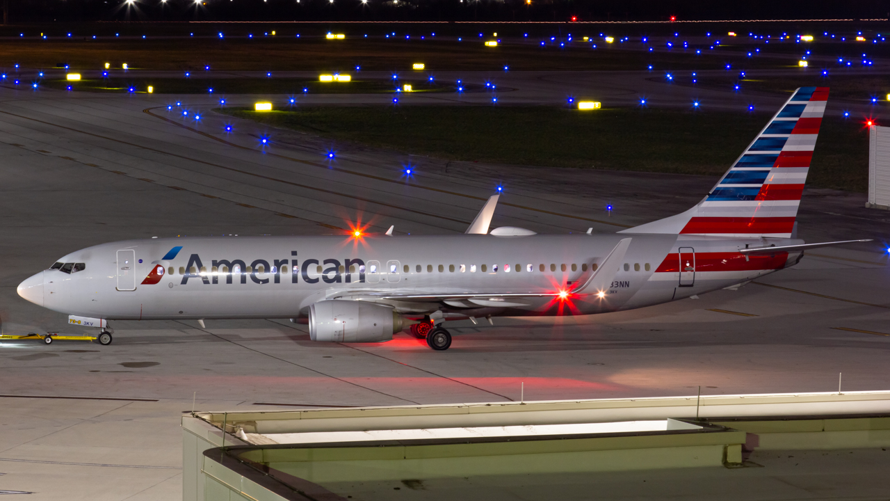 Full size: American Airlines Boeing 737-800 N933NN at John Glenn Columbus International Airport
