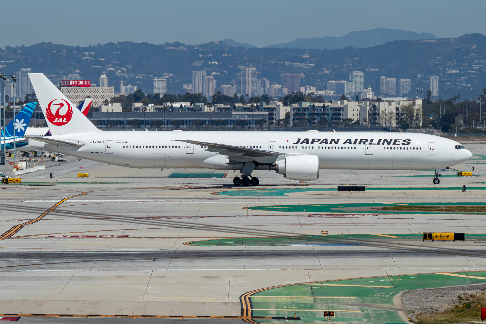 Full size: Japan Airlines Boeing 777-300ER JA734J at Los Angeles International Airport