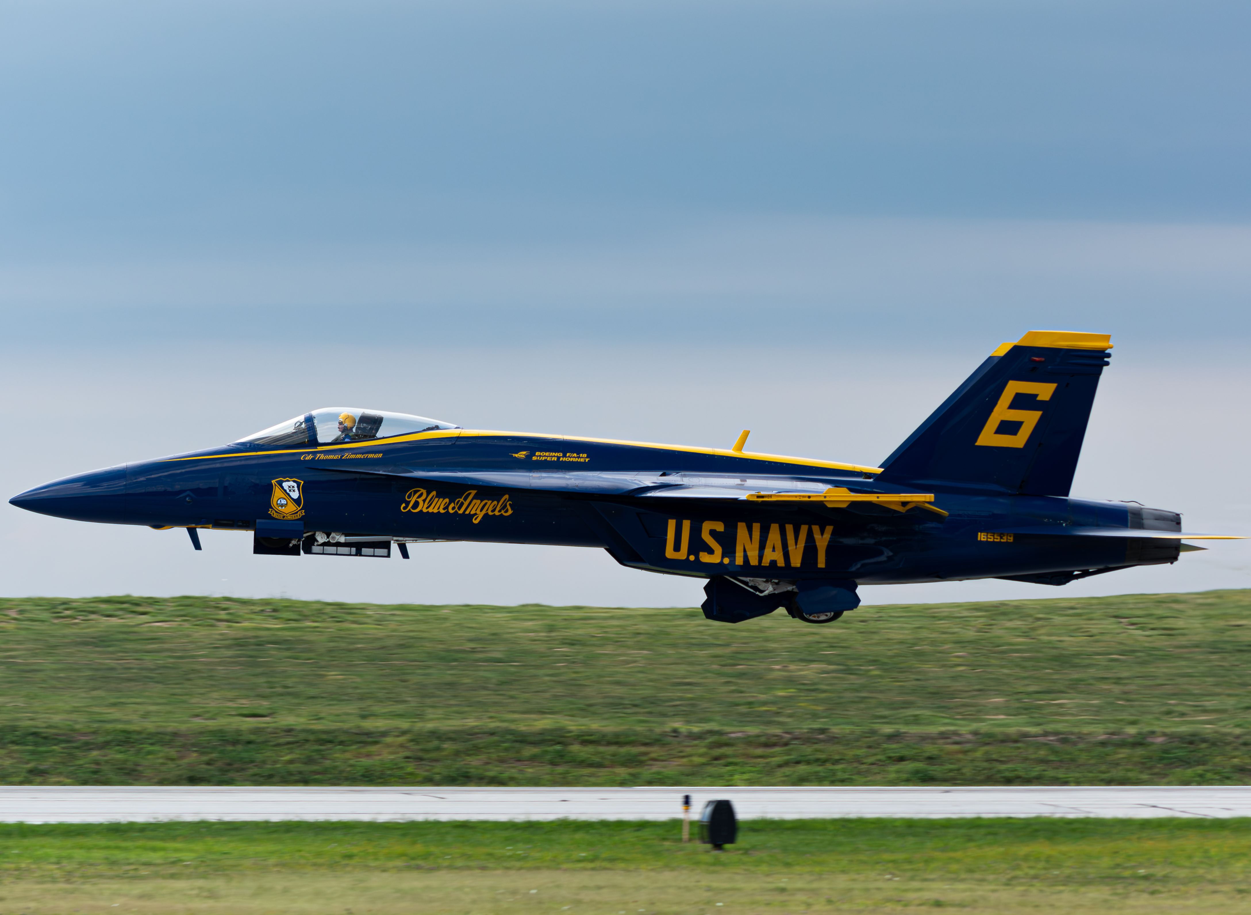 Full size: US Navy Boeing F/A-18E/F Super Hornet 165539 at Cleveland Burke Lakefront Airport