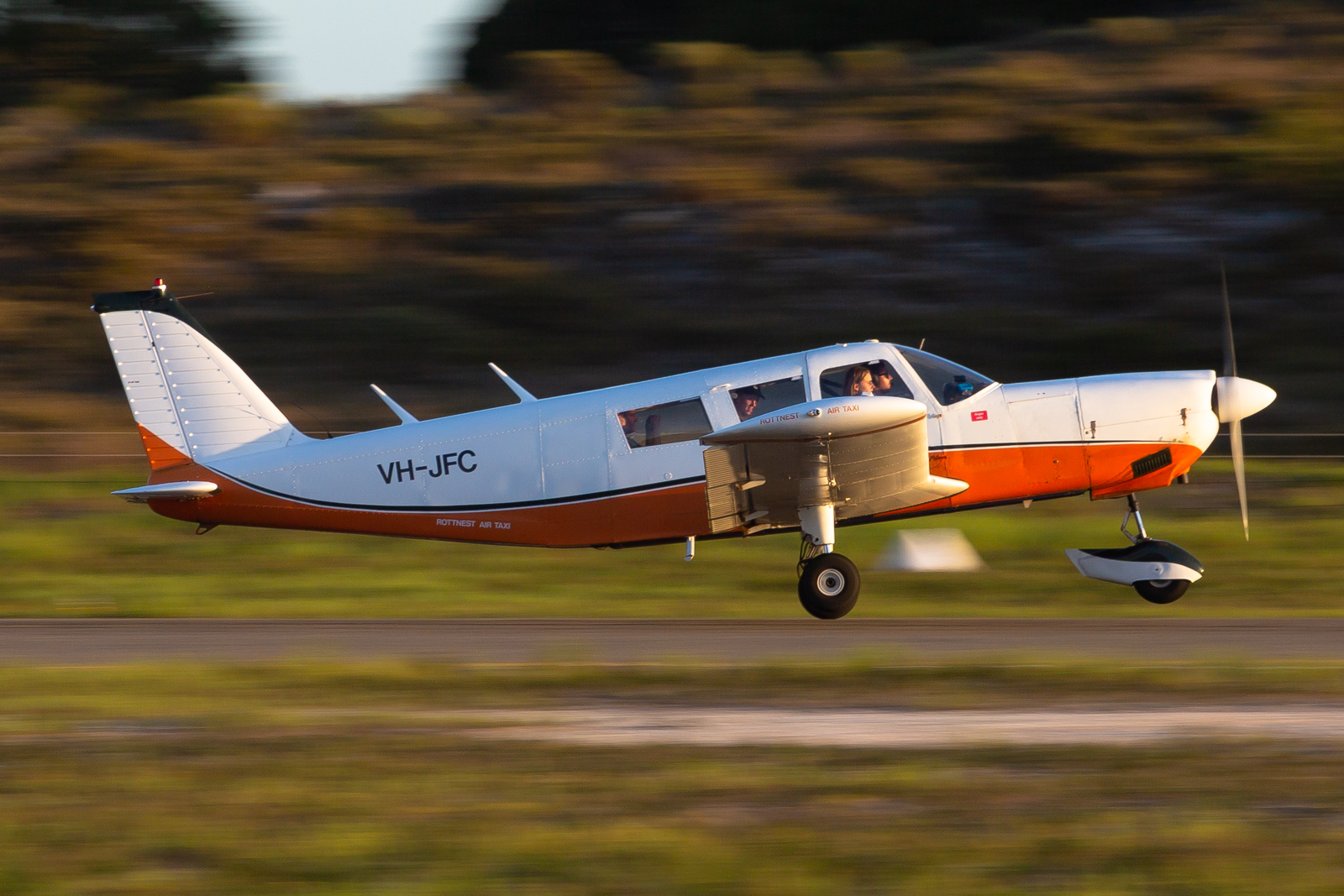 Full size: Rottnest Air Taxi Piper PA-32 Cherokee VH-JFC at Reno/Stead Airport