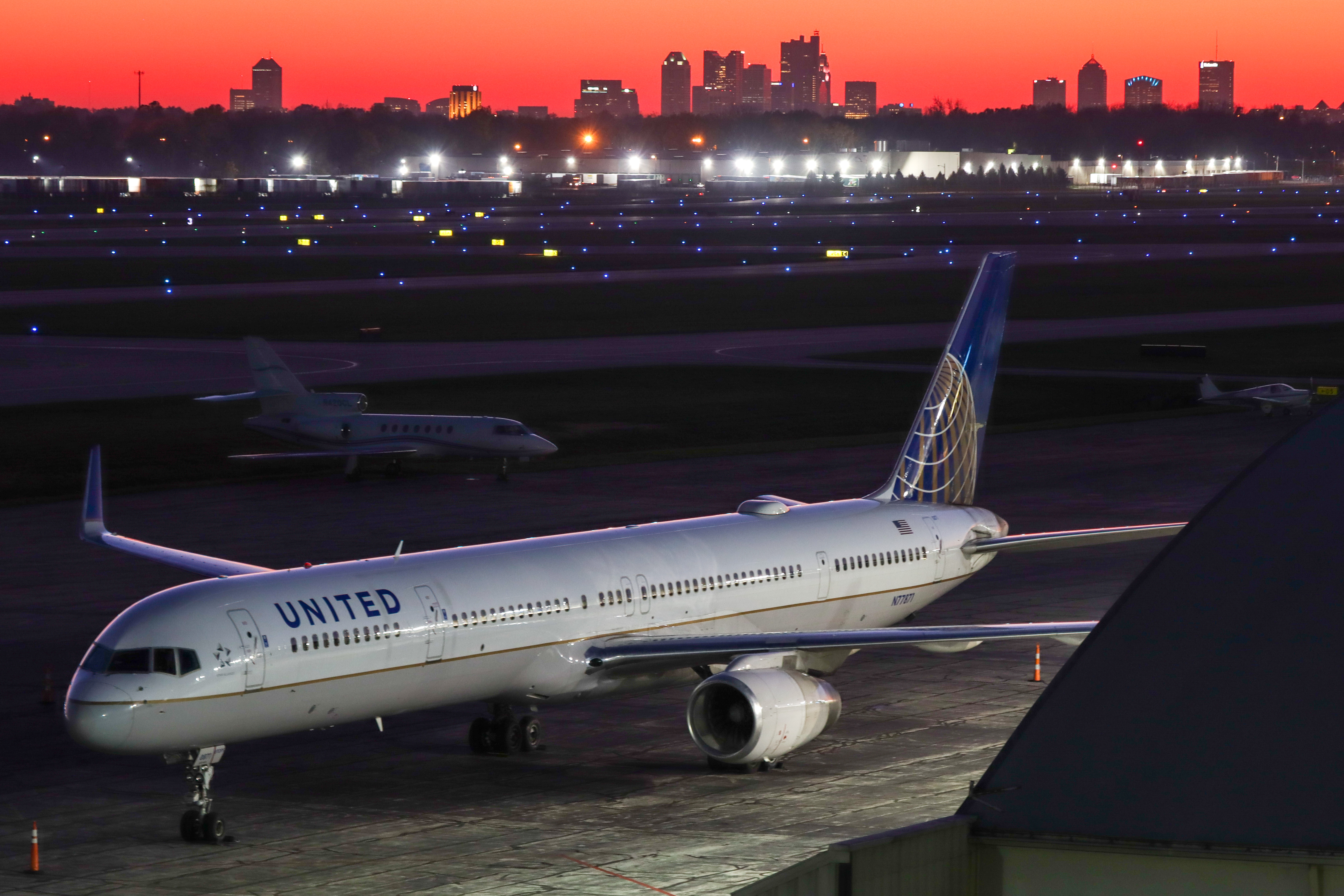 Full size: United Airlines Boeing 757-300 N77871 at John Glenn Columbus International Airport