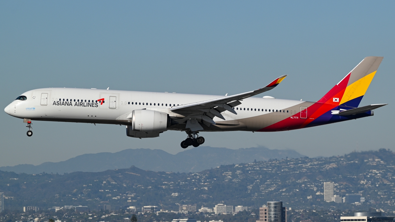 Full size: Asiana Airlines Airbus A350-900 HL7771 at Los Angeles International Airport