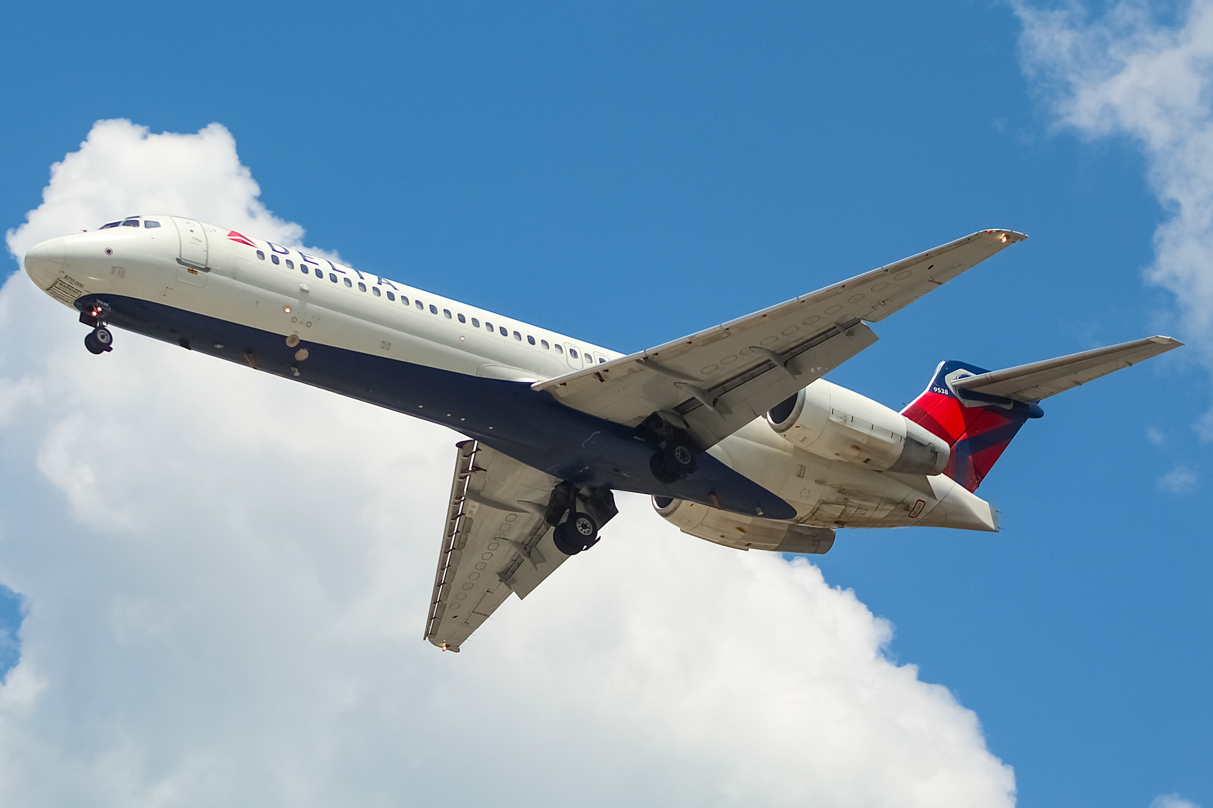 Full size: Delta Airlines Boeing 717-200 N993AT at General Mitchell International Airport