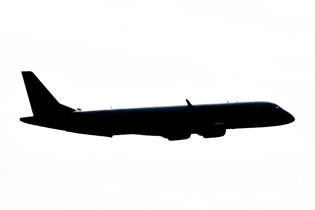 Full size: Ukraine International Airlines Embraer E190 UR-EMG at Tel Aviv-Ben Gurion Airport