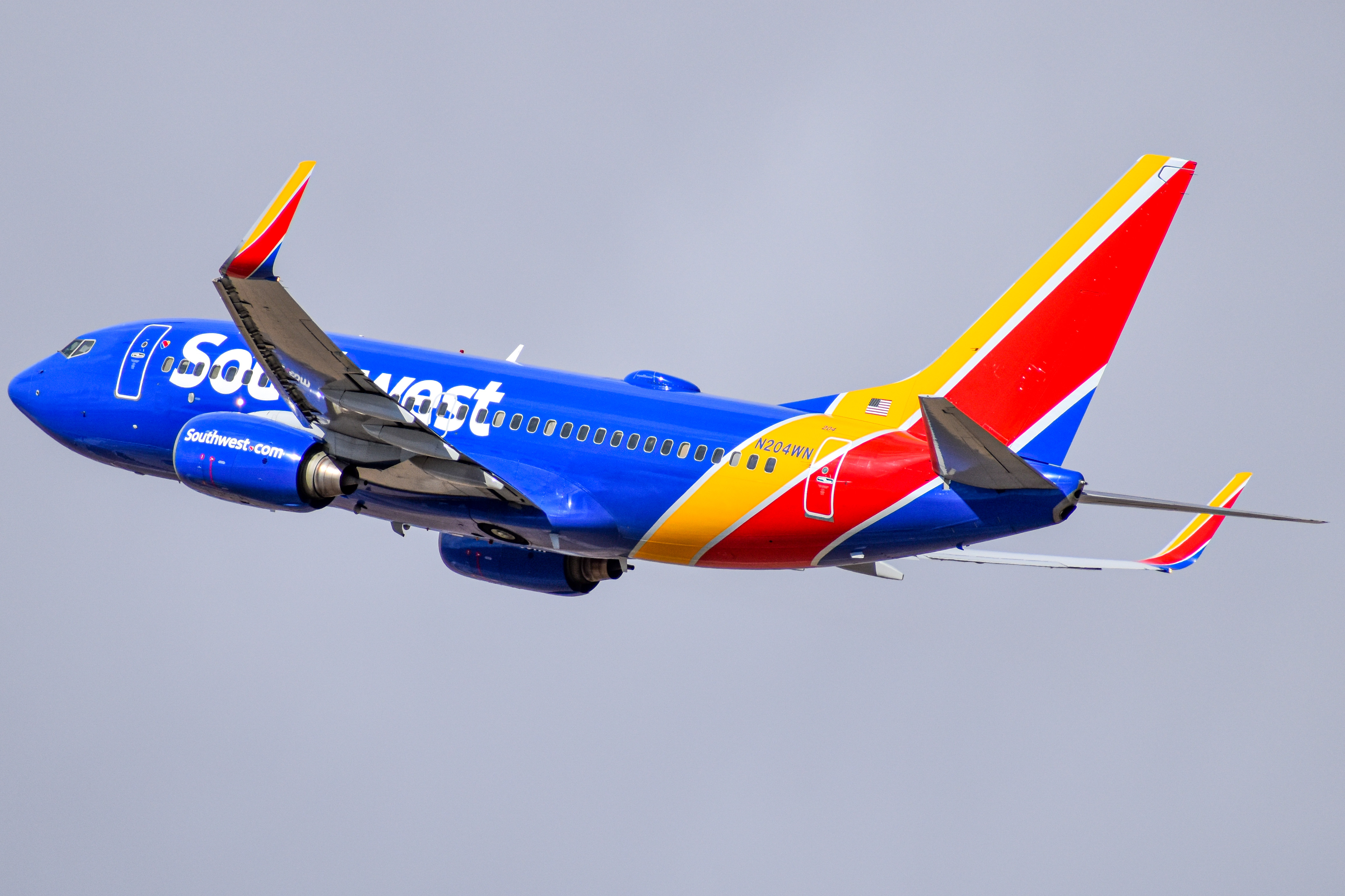 Full size: Southwest Airlines Boeing 737-700 N204WN at Denver International Airport