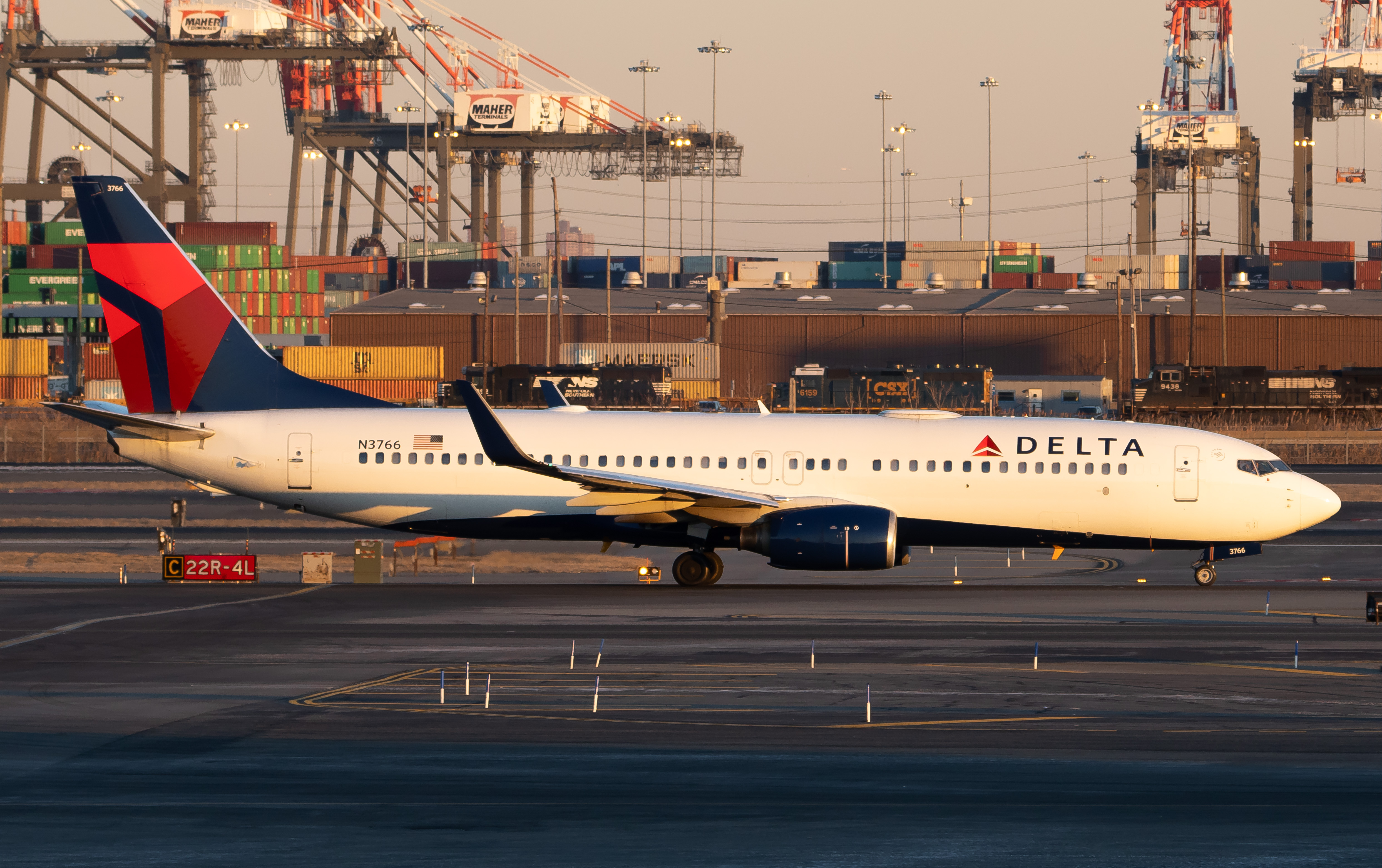 Full size: Delta Airlines Boeing 737-800 N3766 at Newark Liberty International Airport