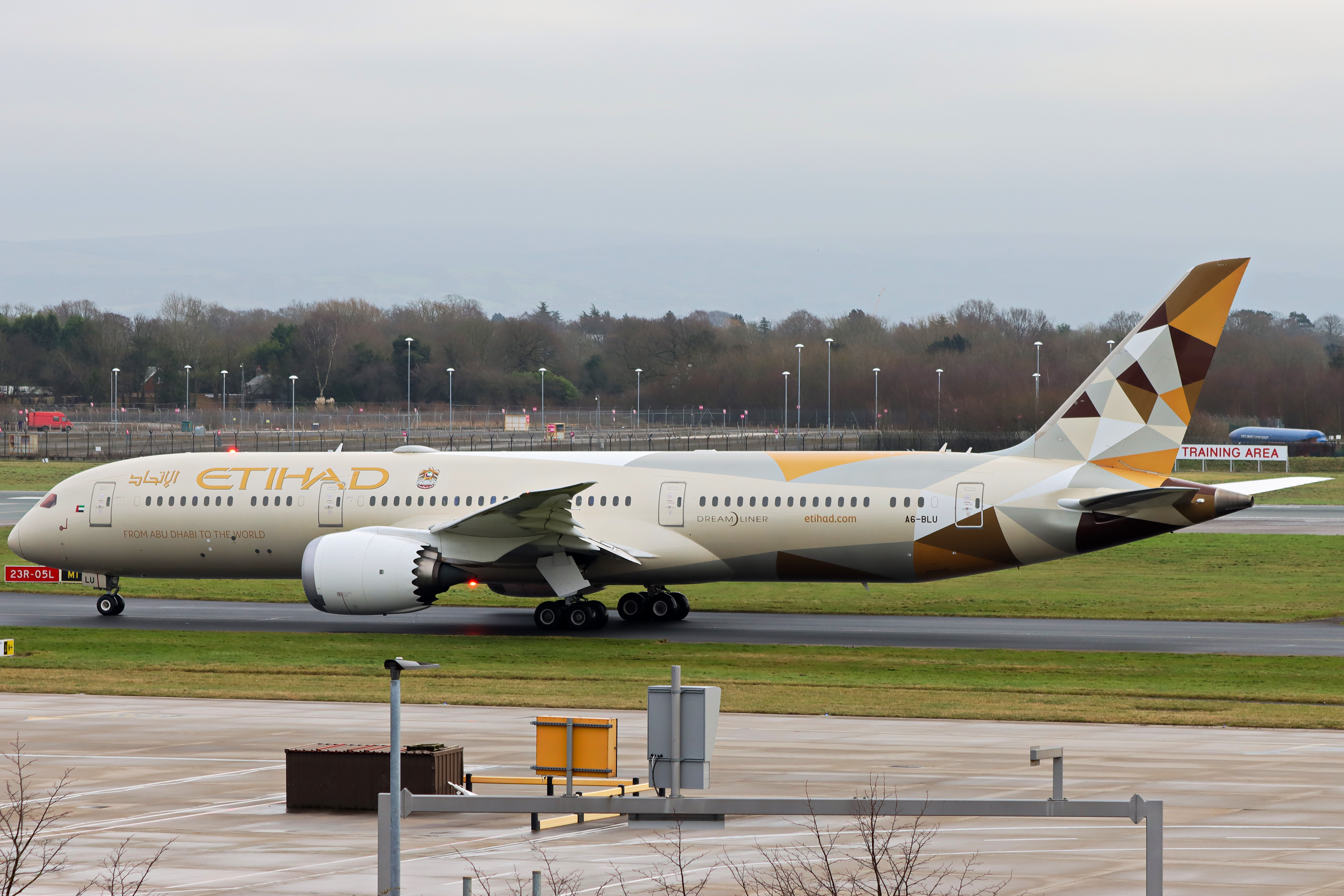 Full size: Etihad Airways Boeing 787-9 A6-BLU at Manchester Airport