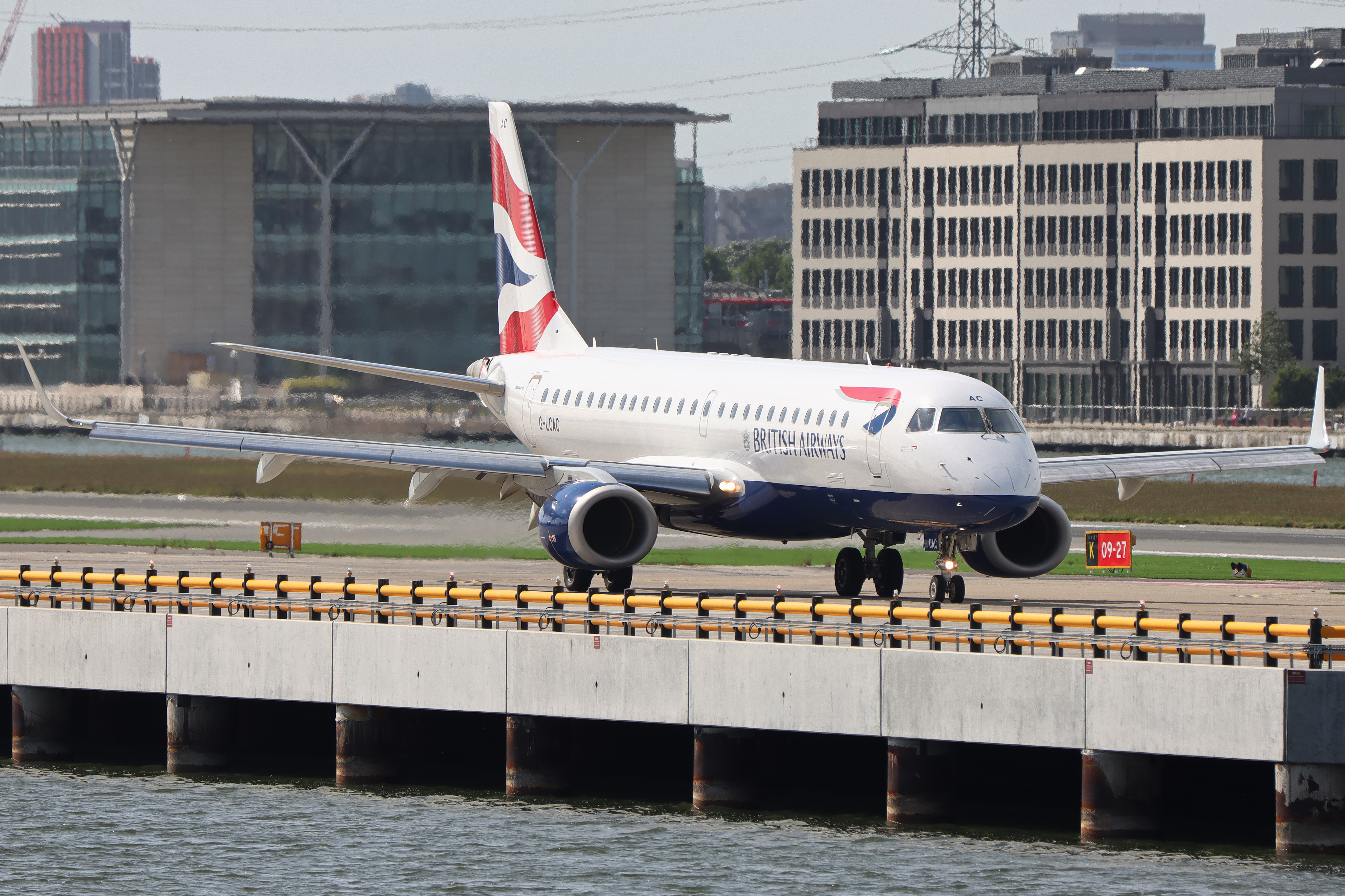 Full size: BA CityFlyer Embraer E190 B-LCAC at London City Airport