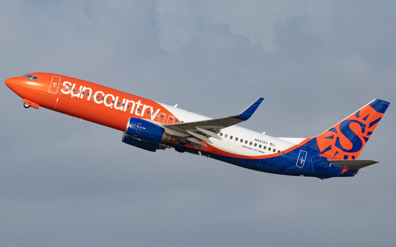 Full size: Sun Country Airlines Boeing 737-800 N841SY at Tampa International Airport