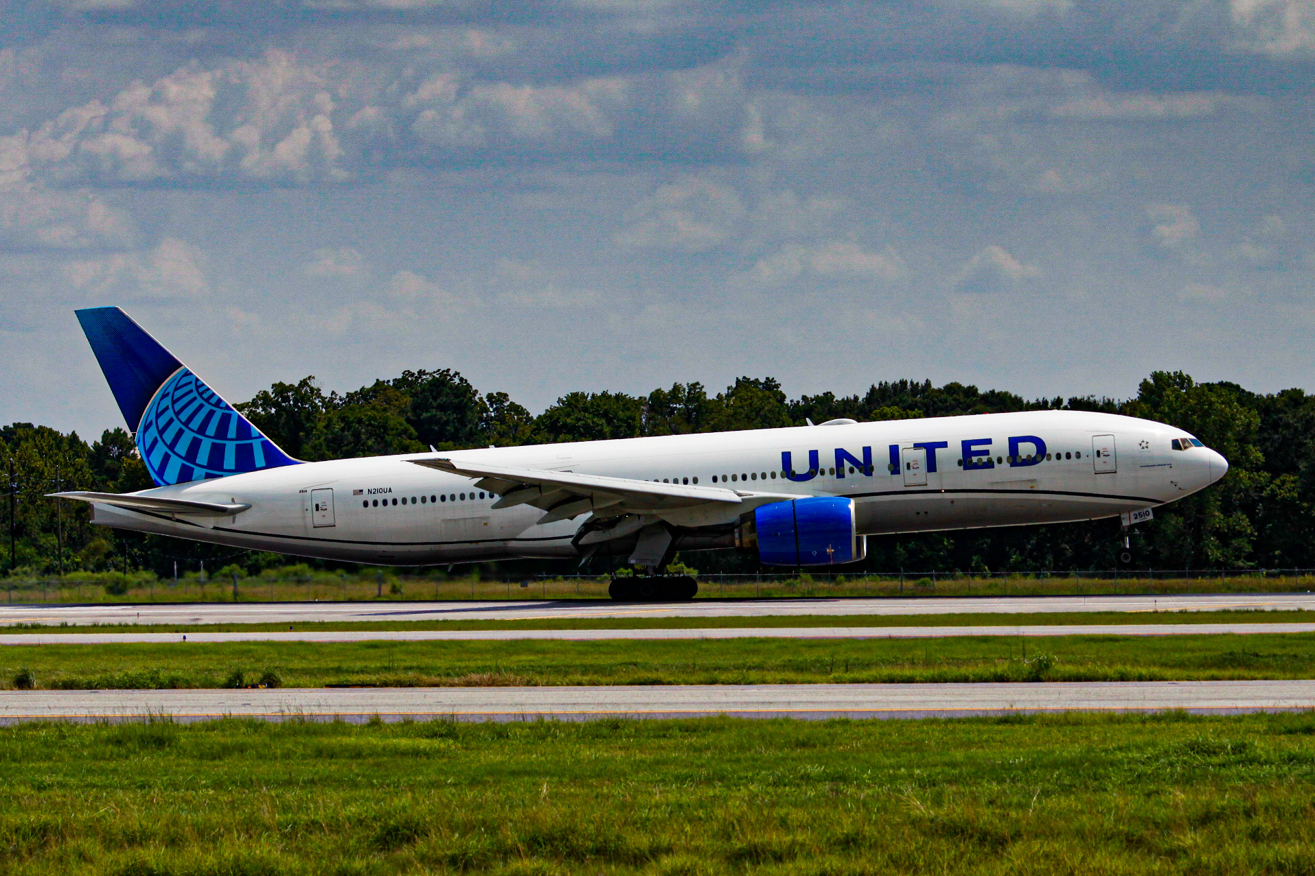 Full size: United Airlines Boeing 777-200 N210UA at Houston-George Bush Intercontinental Airport