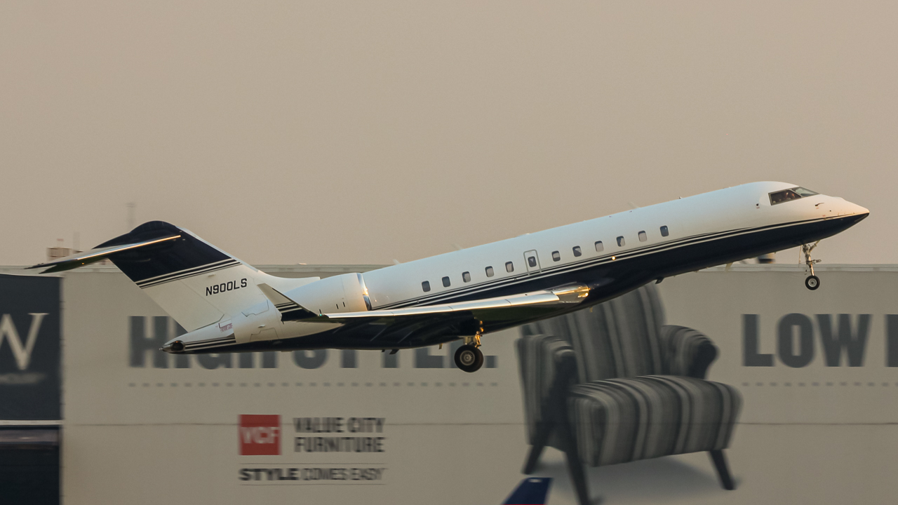Full size: PRIVATE Bombardier Global 6000 N900LS at John Glenn Columbus International Airport