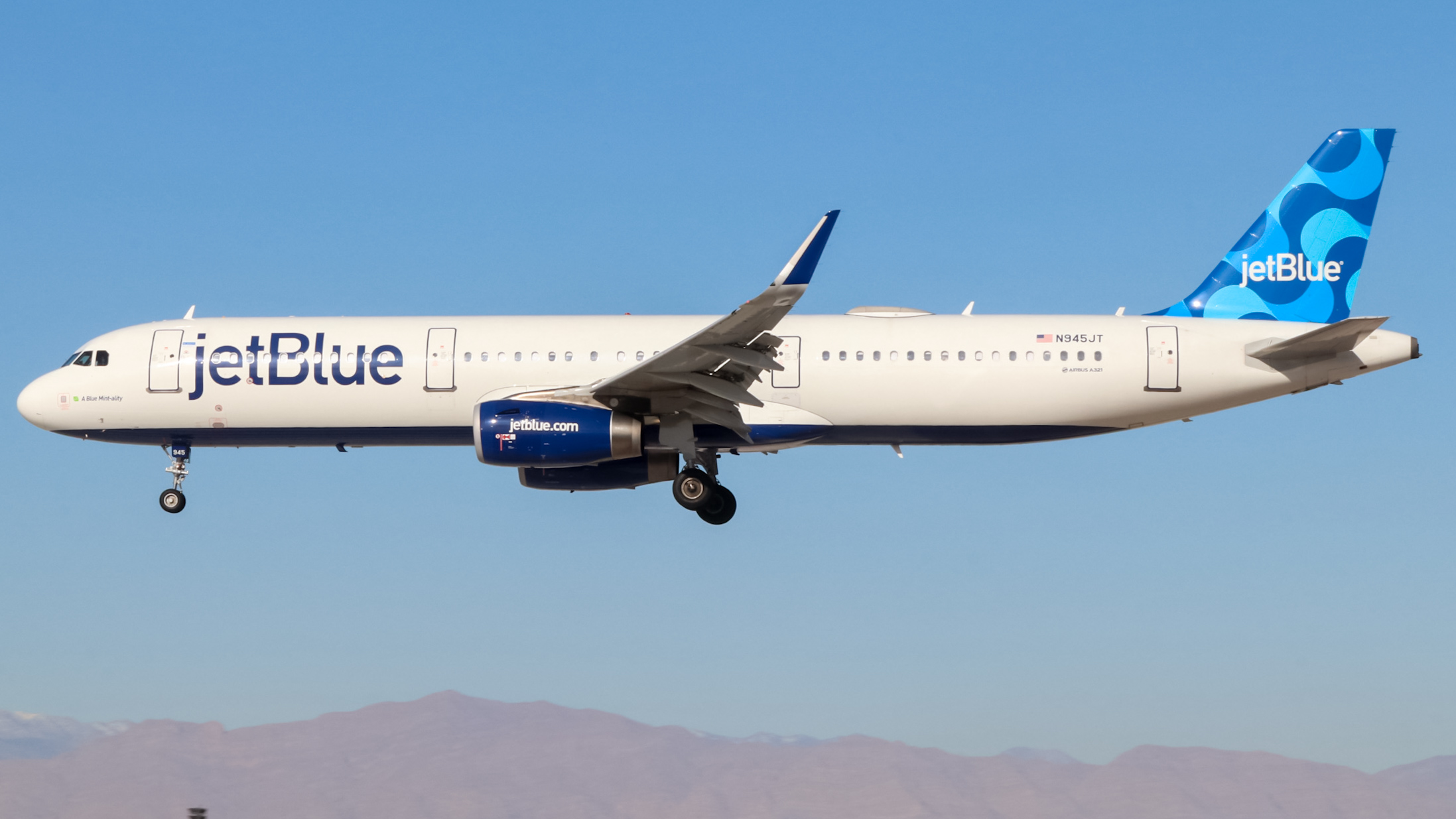 Full size: JetBlue Airways Airbus A321-200 N945JT at Harry Reid International Airport