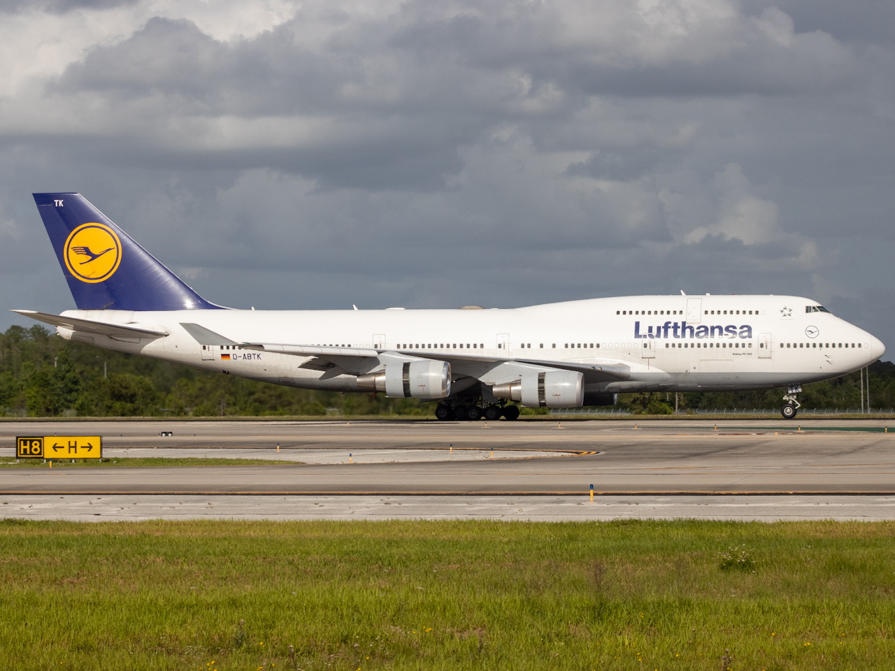 Full size: Lufthansa Boeing 747-400 D-ABTK at Orlando International Airport