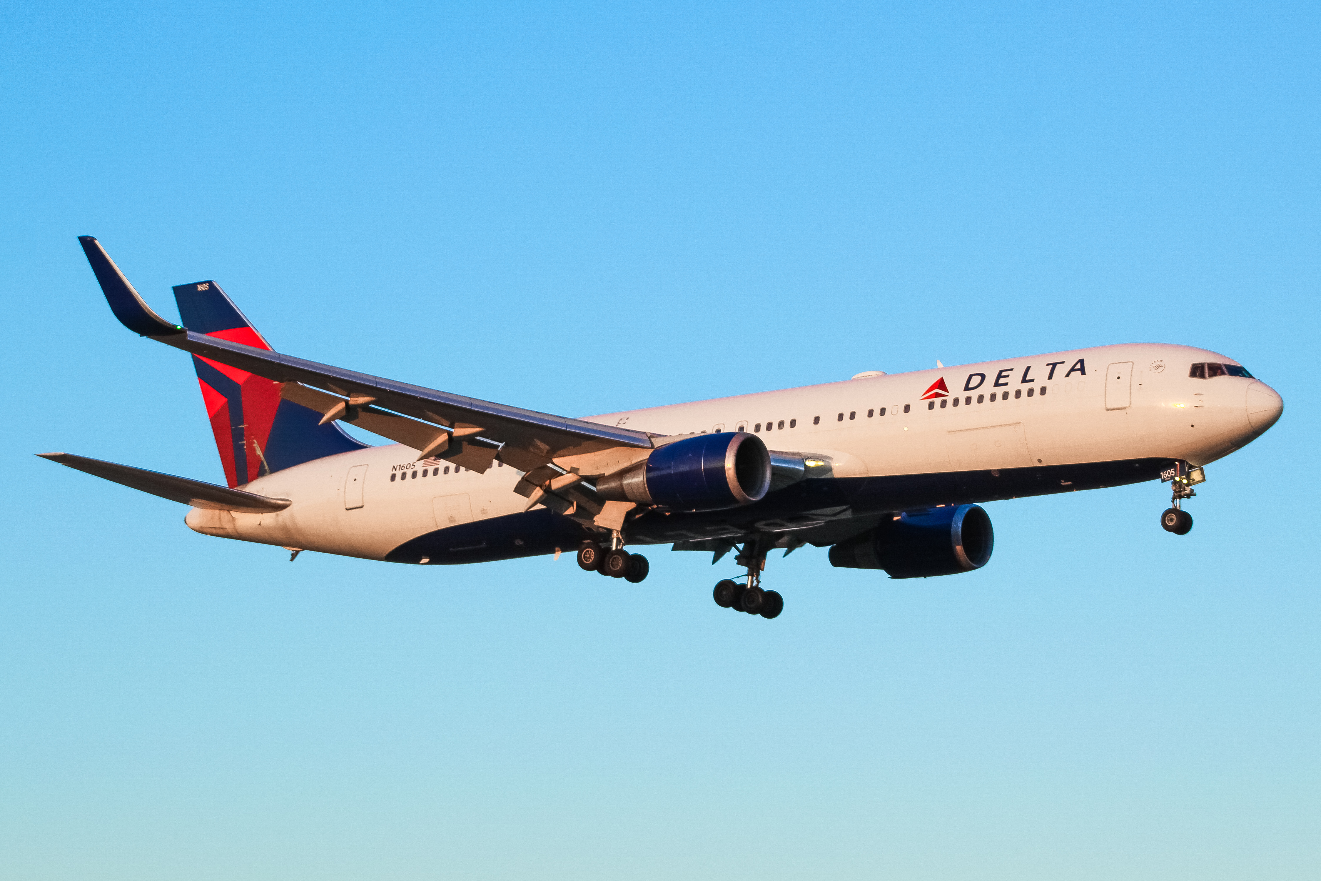 Full size: Delta Airlines Boeing 767-300 N1605 at General Mitchell International Airport