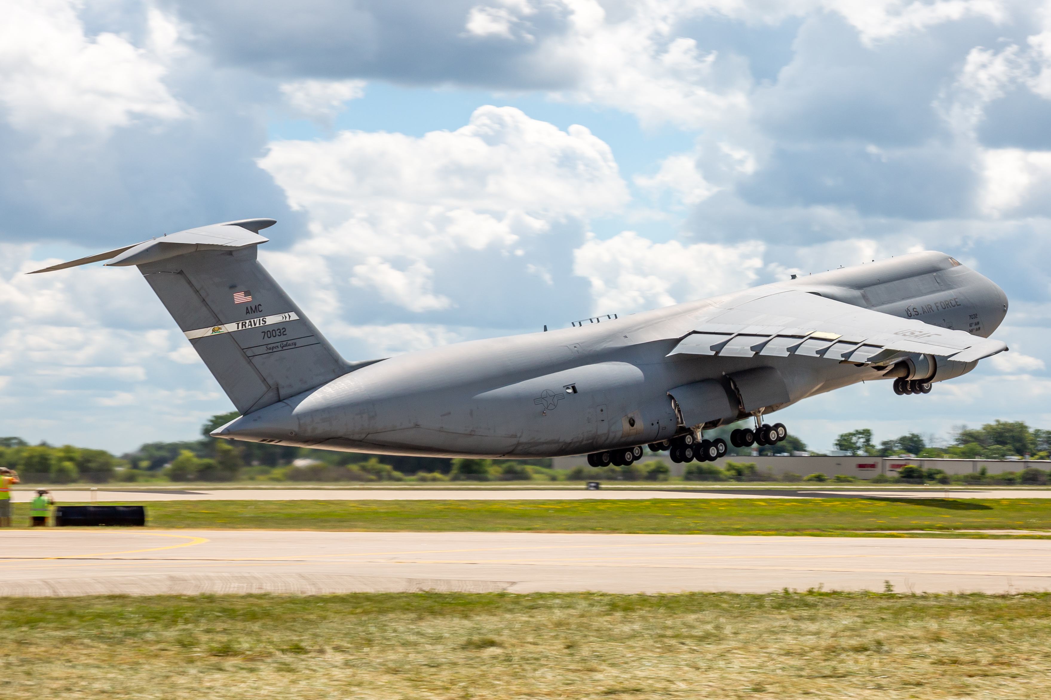 Full size: USAF - United States Air Force Lockheed C-5M Super Galaxy 87-0032 at Wittman Regional Airport