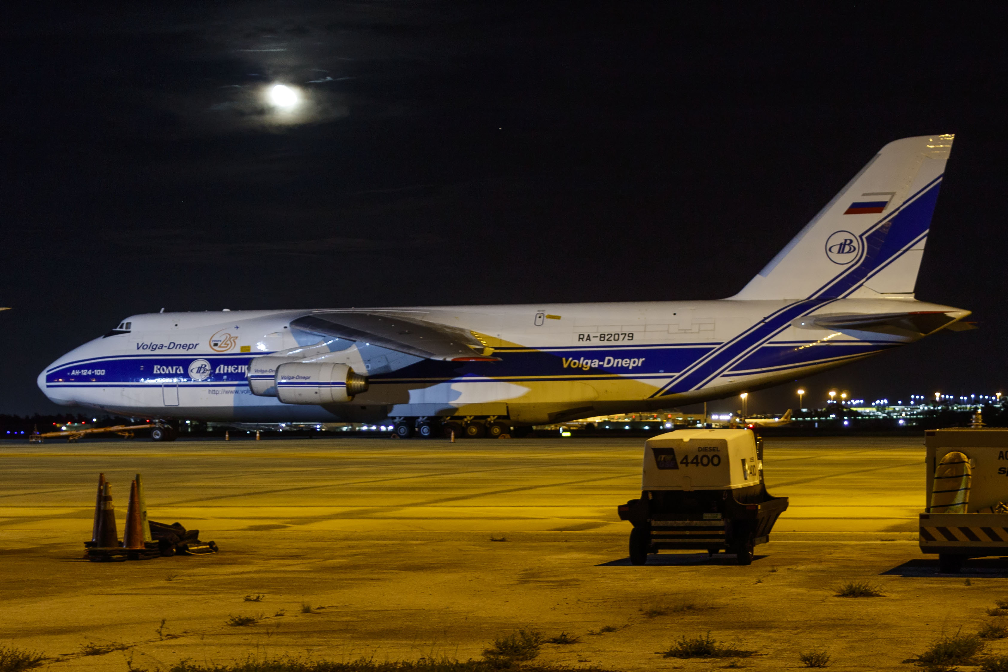 Full size: Volga-Dnepr Airlines Antonov An-124 RA-82079 at Orlando International Airport