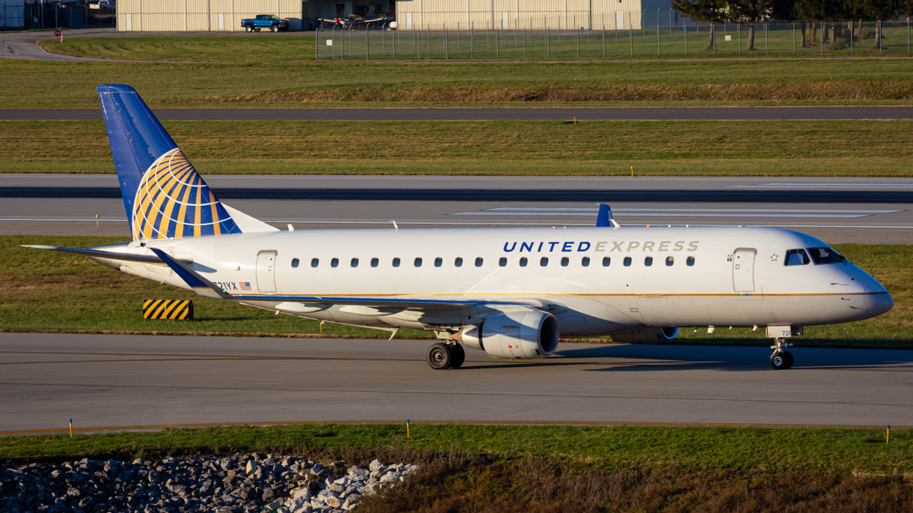 Full size: United Express Embraer E175 N721YX at John Glenn Columbus International Airport