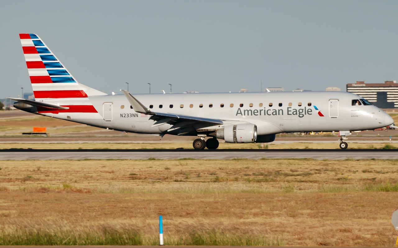 Full size: American Eagle Embraer E175 N233NN at Dallas-Fort Worth International Airport