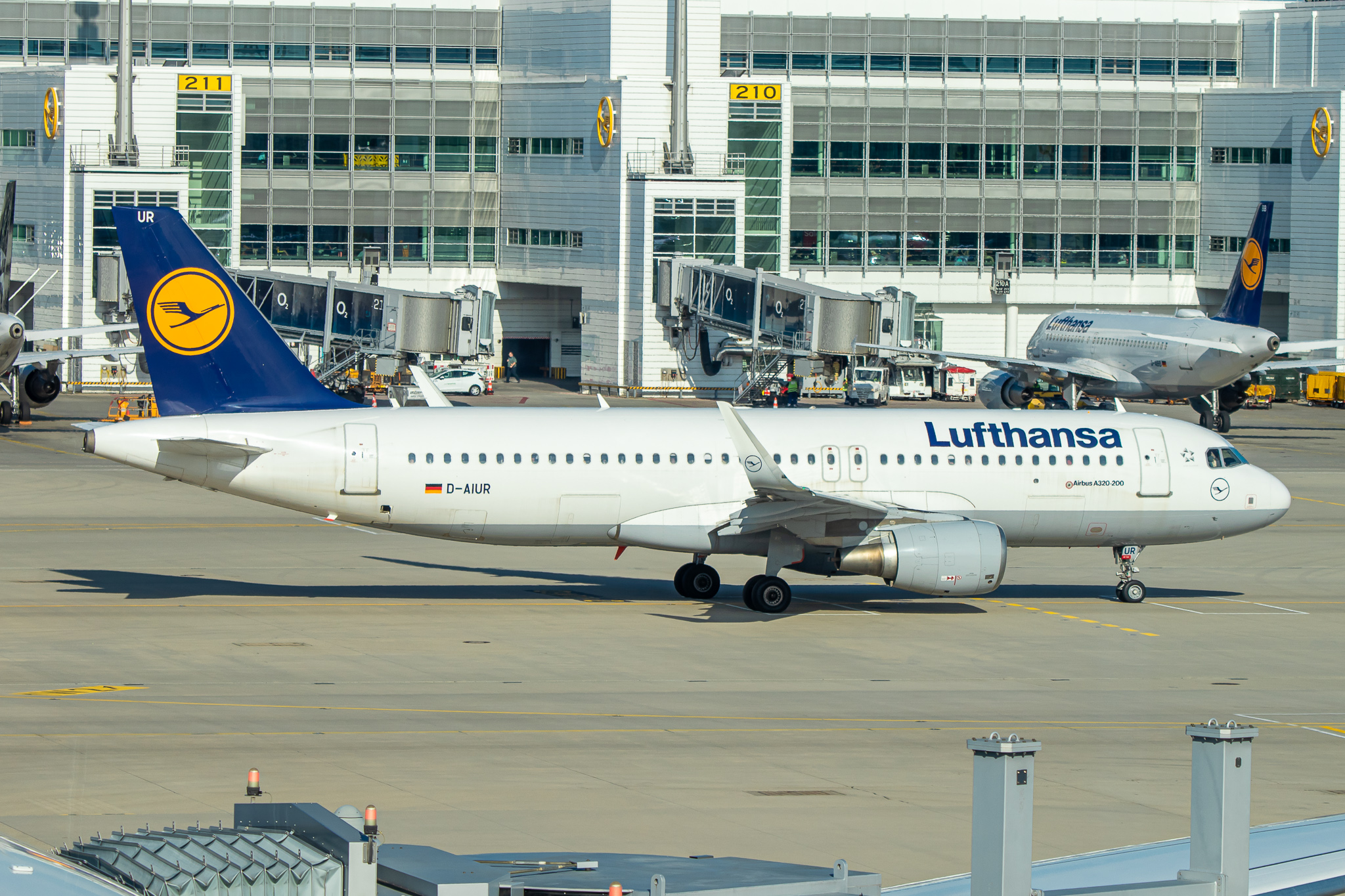 Full size: Lufthansa Airbus A320 D-AIUR at Munich International Airport