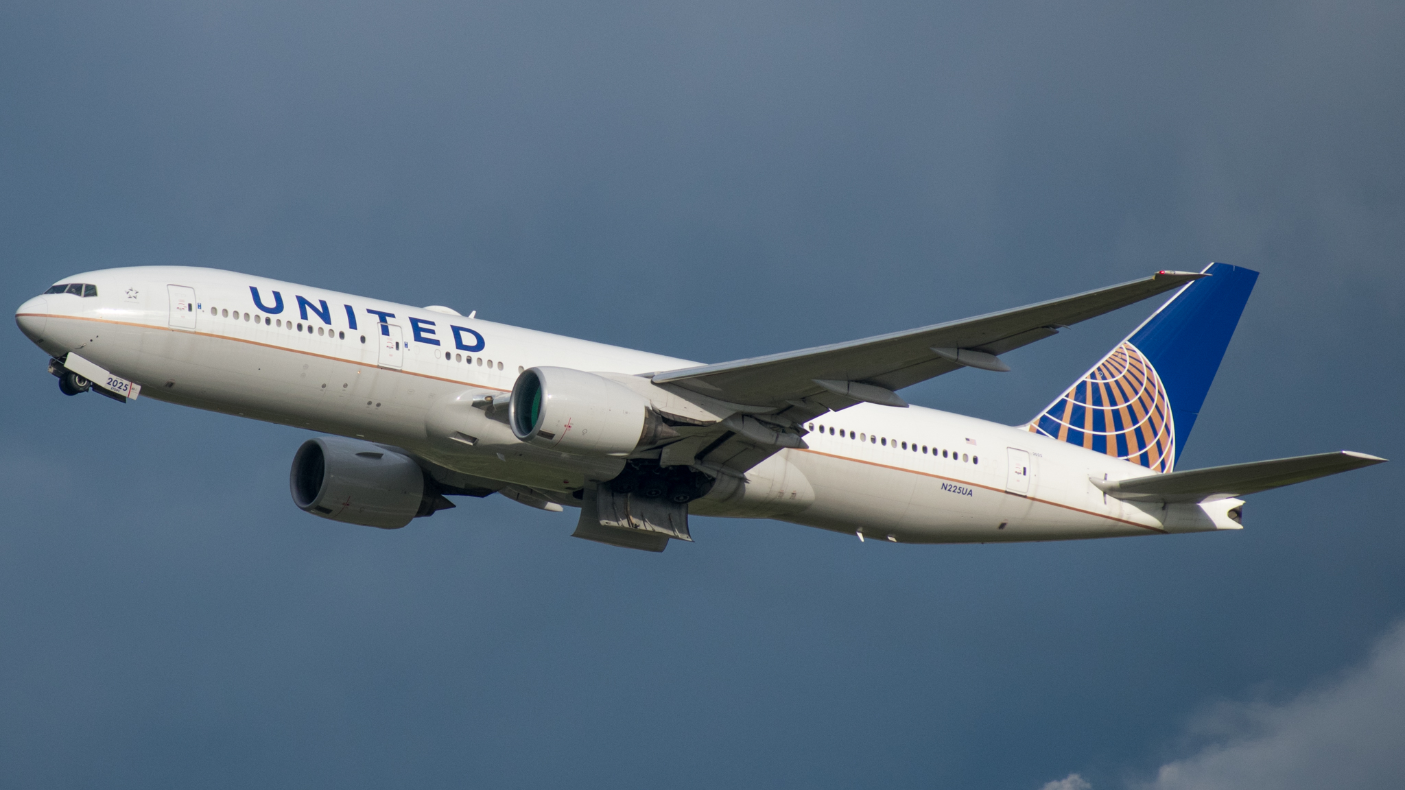Full size: United Airlines Boeing 777-200 N225UA at Washington Dulles International Airport