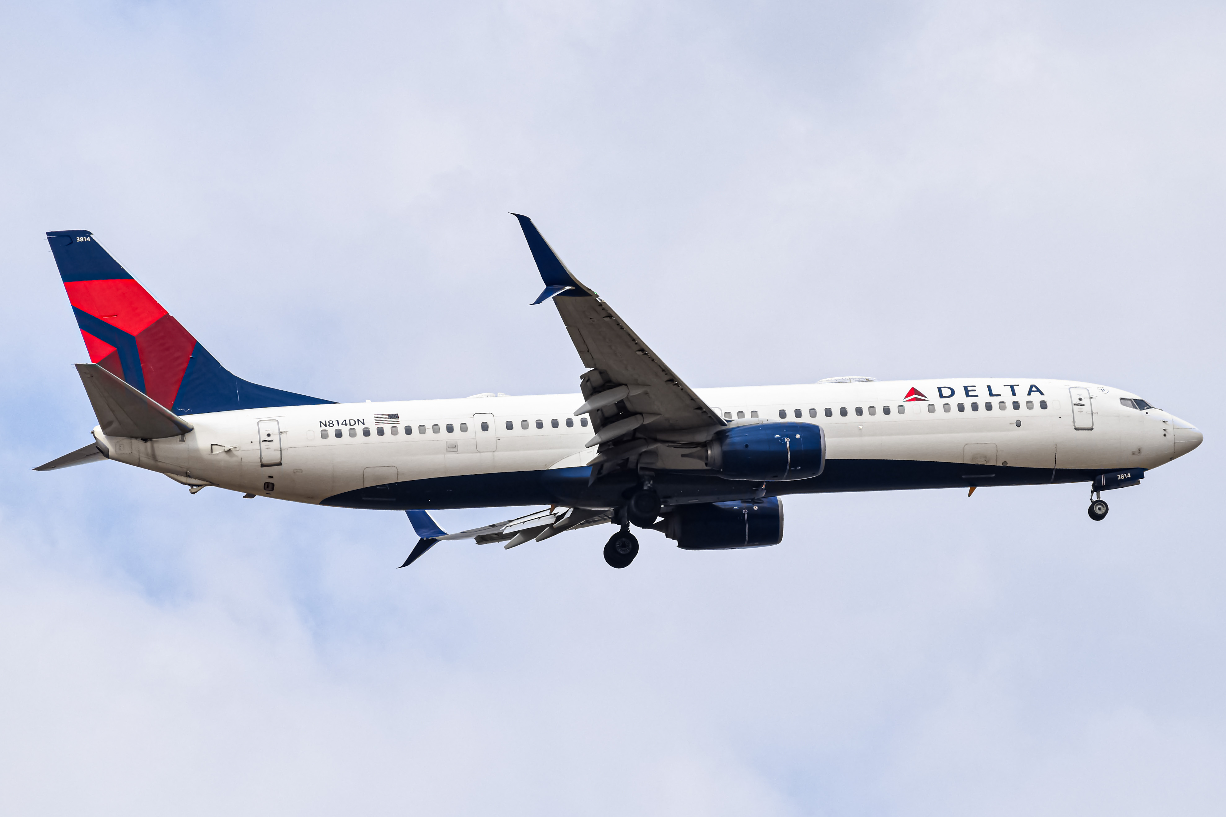 Full size: Delta Airlines Boeing 737-900ER N814DN at Denver International Airport