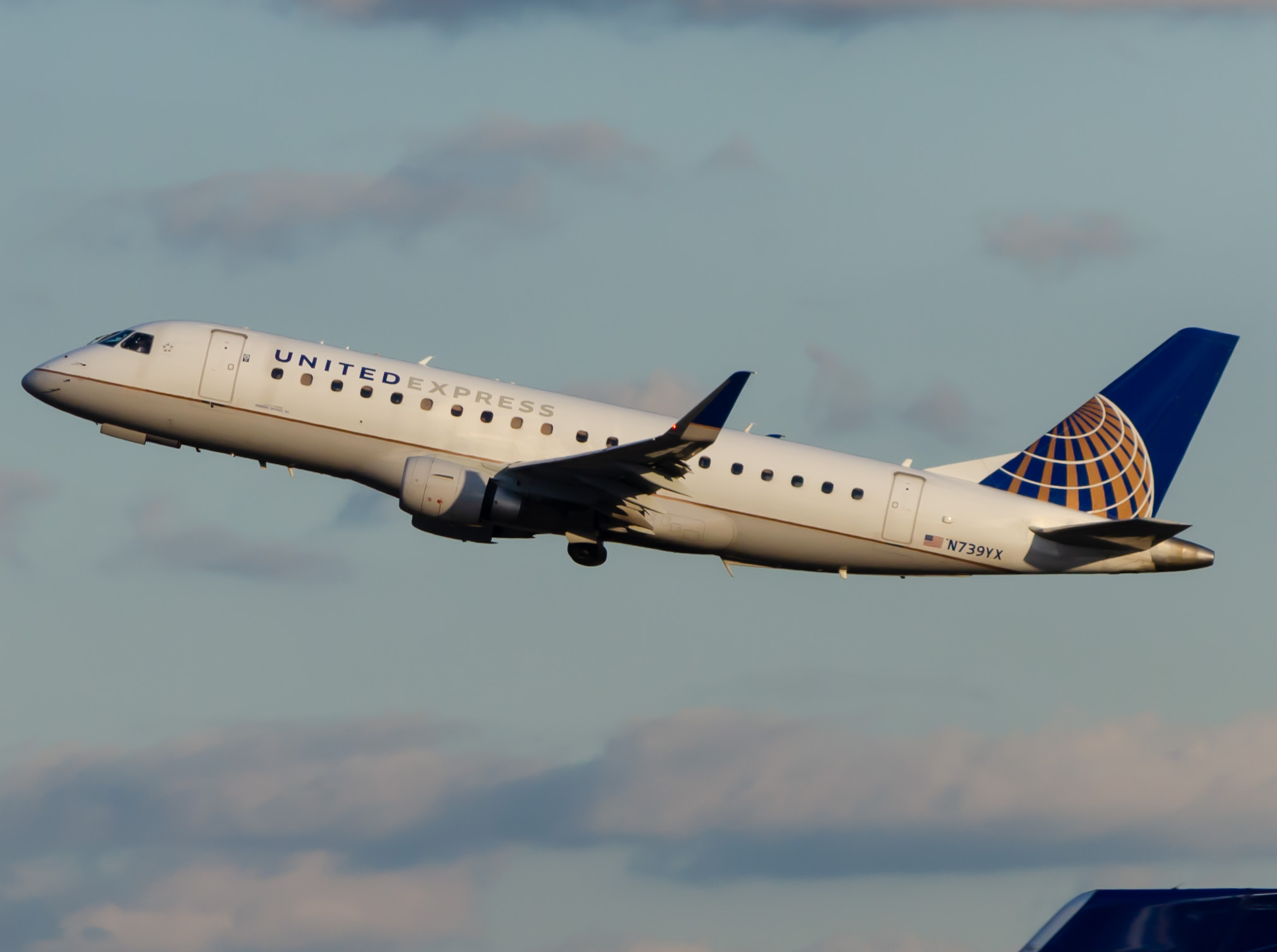 Full size: United Express Embraer E175 N739YX at Newark Liberty International Airport