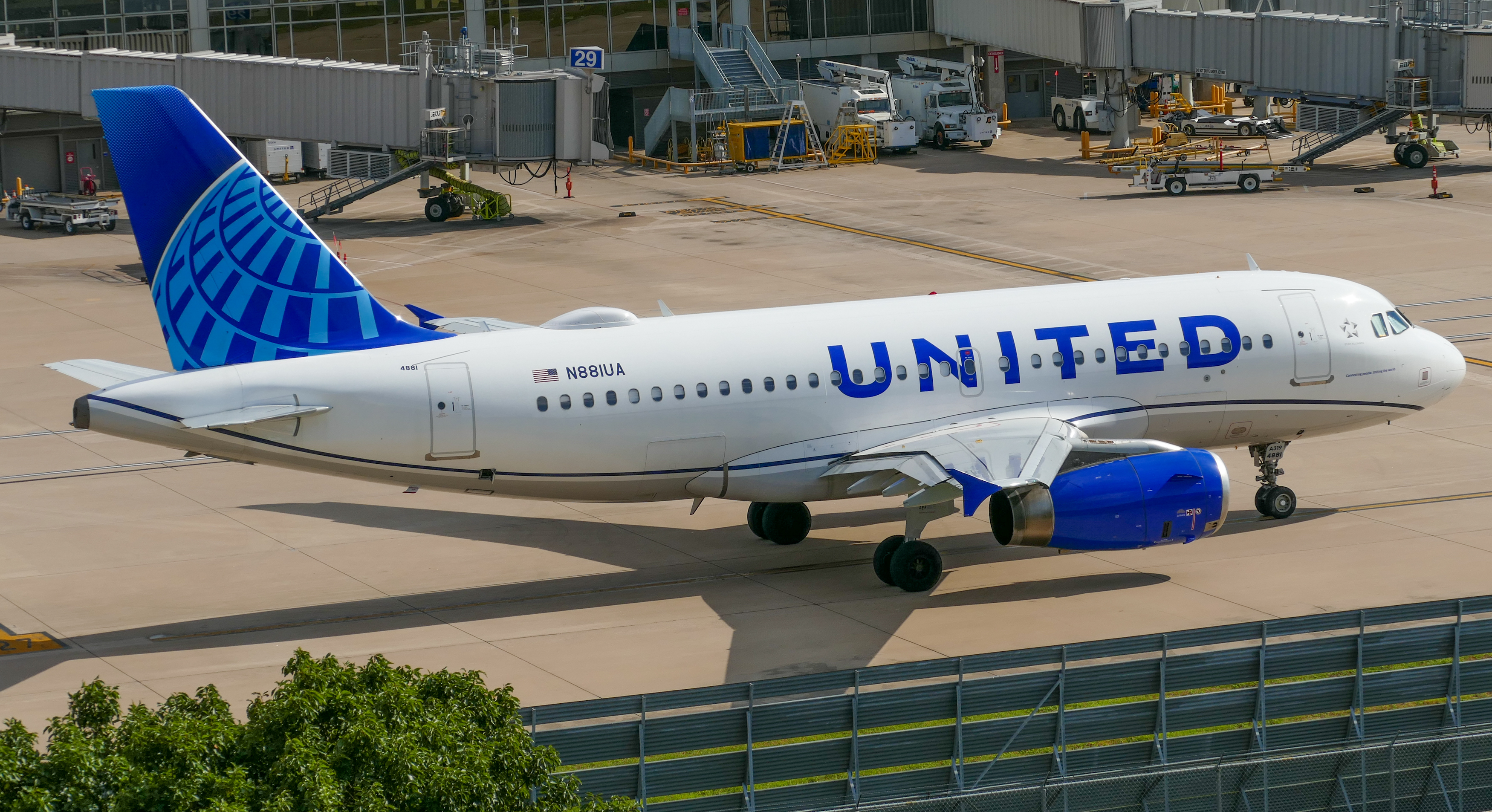 Full size: United Airlines Airbus A319 N881UA at Austin-Bergstrom International Airport