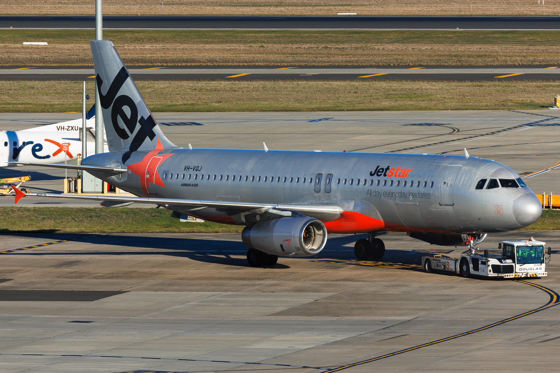 Full size: JetStar Airways Airbus A320 VH-VQJ at Melbourne Airport