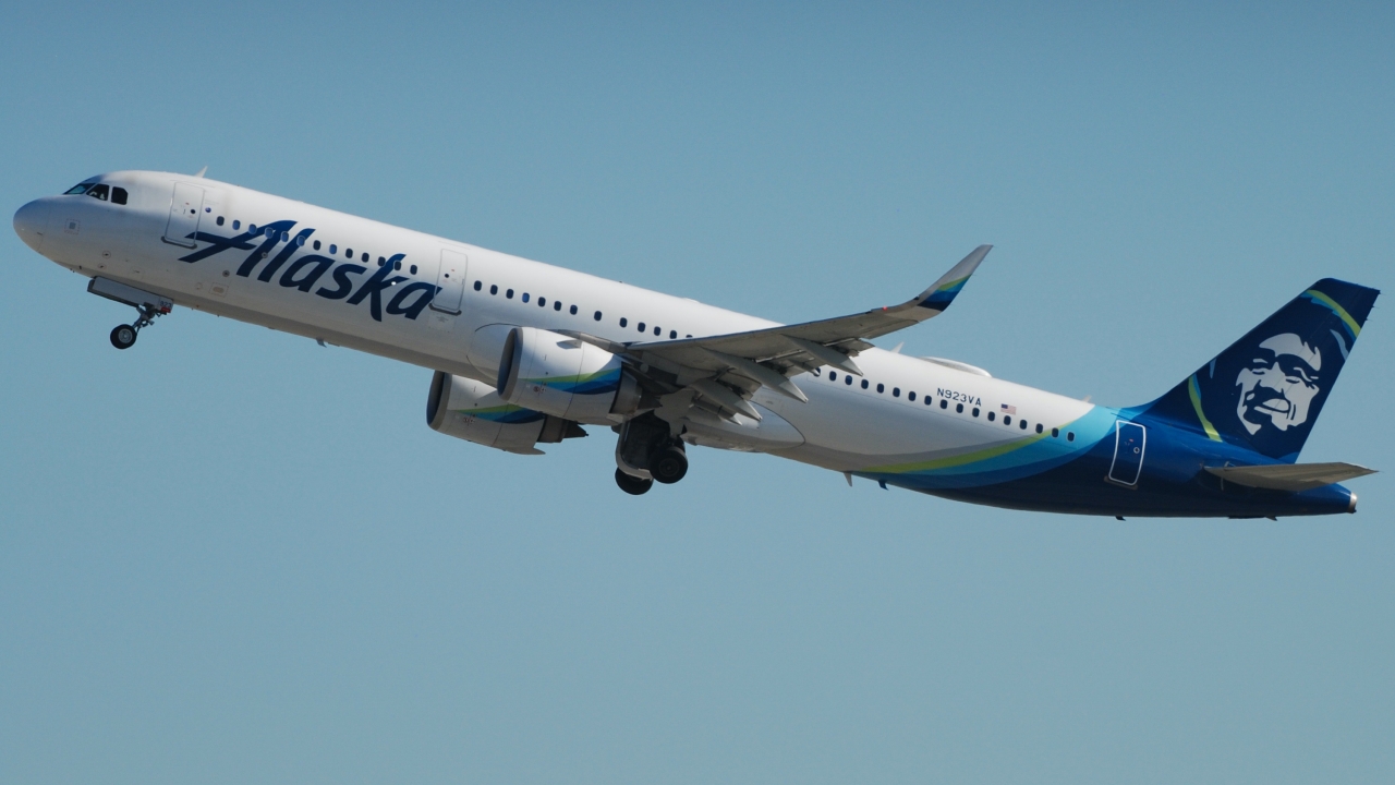 Full size: Alaska Airlines Airbus A321NEO N923VA at Los Angeles International Airport