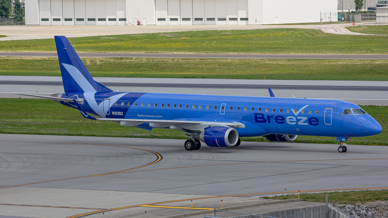 Full size: Breeze Airways Embraer E195 N193BZ at John Glenn Columbus International Airport