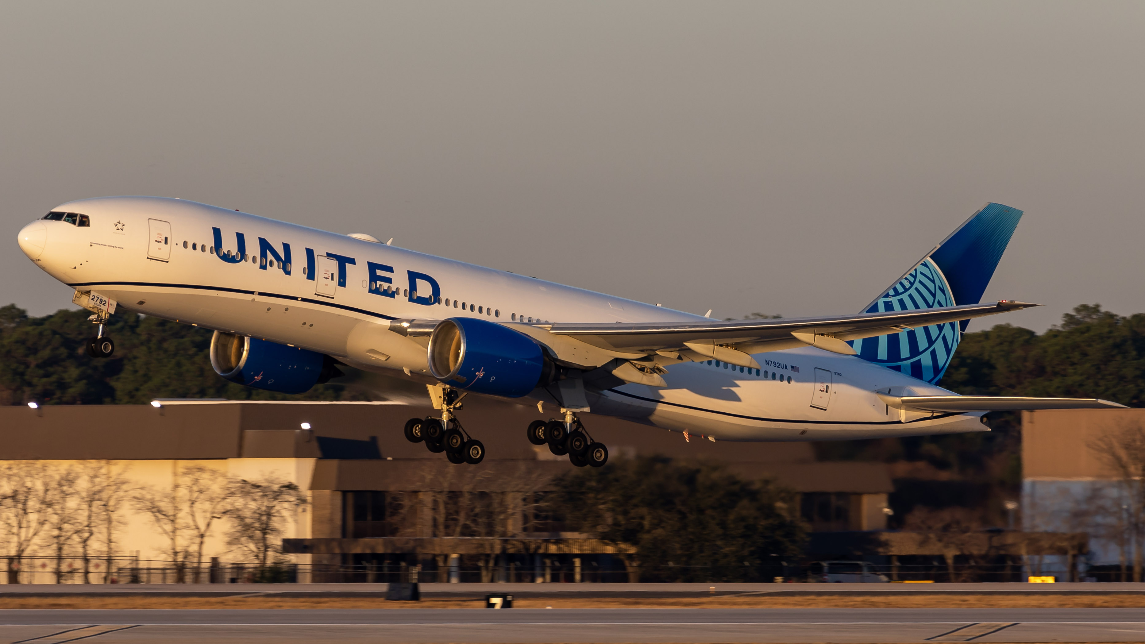 Full size: United Airlines Boeing 777-200 N792UA at Houston-George Bush Intercontinental Airport