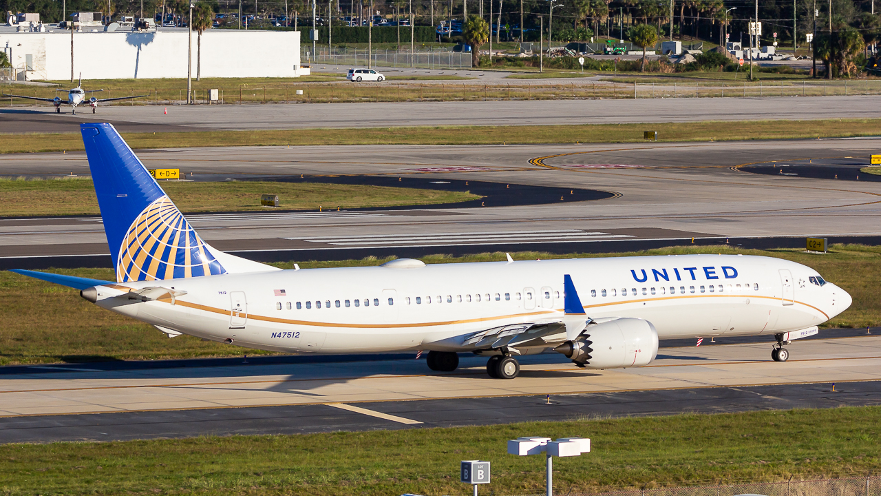 Full size: United Airlines Boeing 737 MAX 9 N47512 at Tampa International Airport