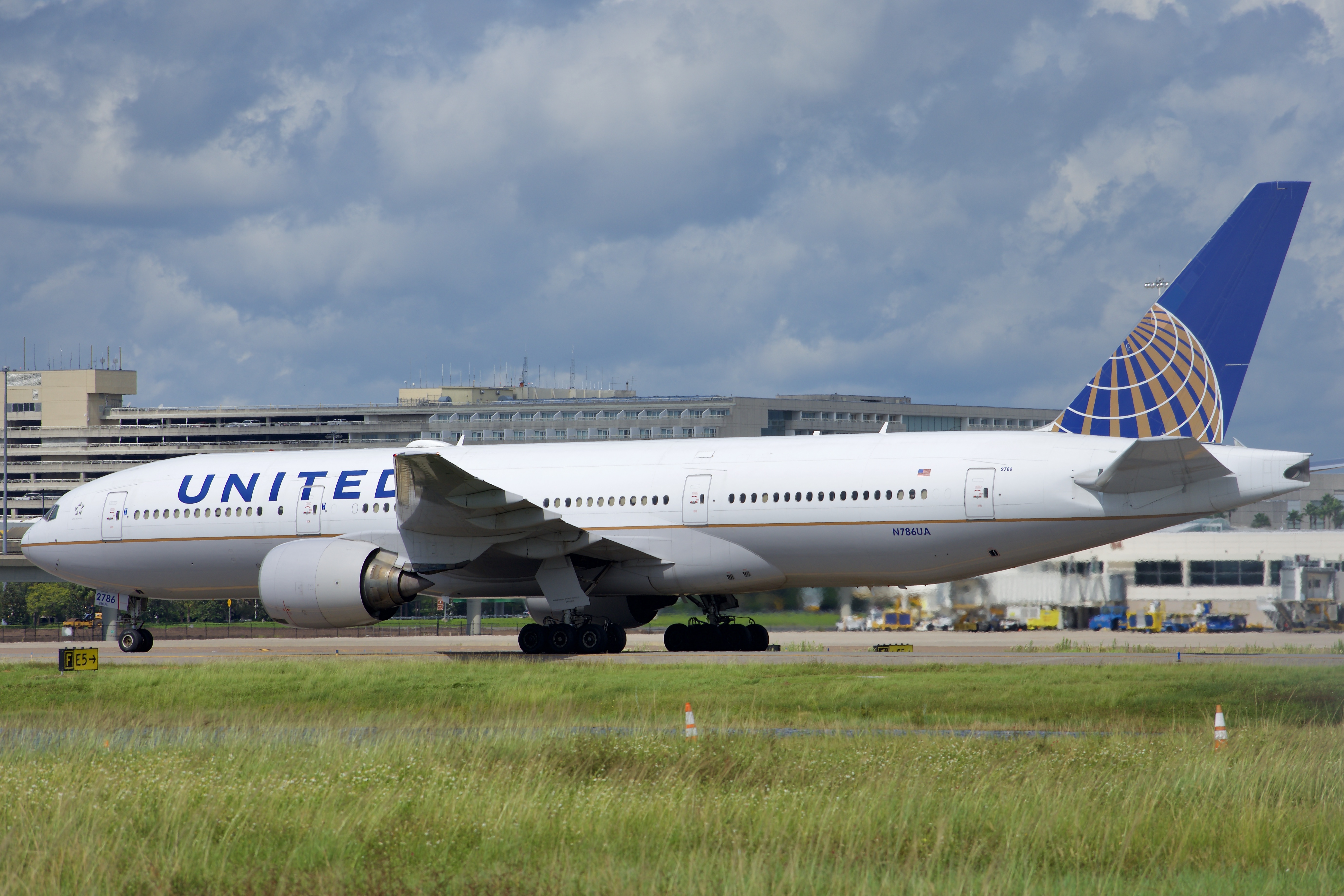 Full size: United Airlines Boeing 777-200 N786UA at Orlando International Airport