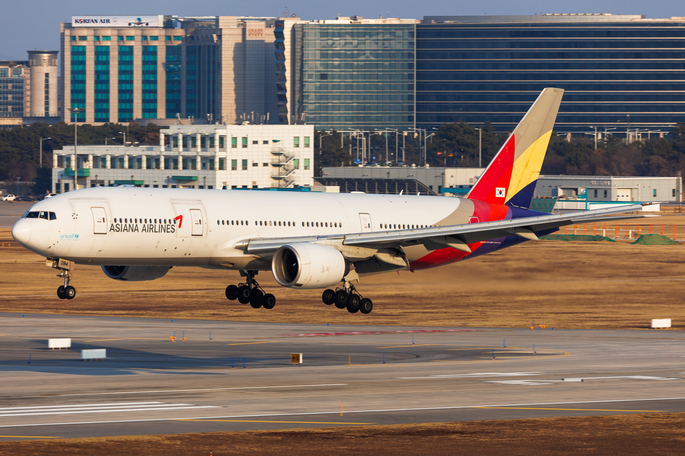 Full size: Asiana Airlines Boeing 777-200ER HL8284 at Seoul-Incheon International Airport
