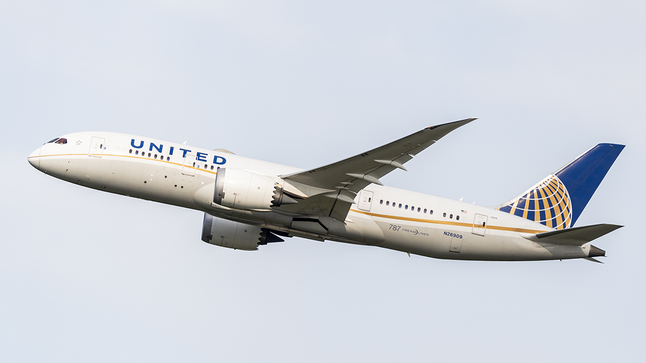 Full size: United Airlines Boeing 787-8 N26909 at Washington Dulles International Airport