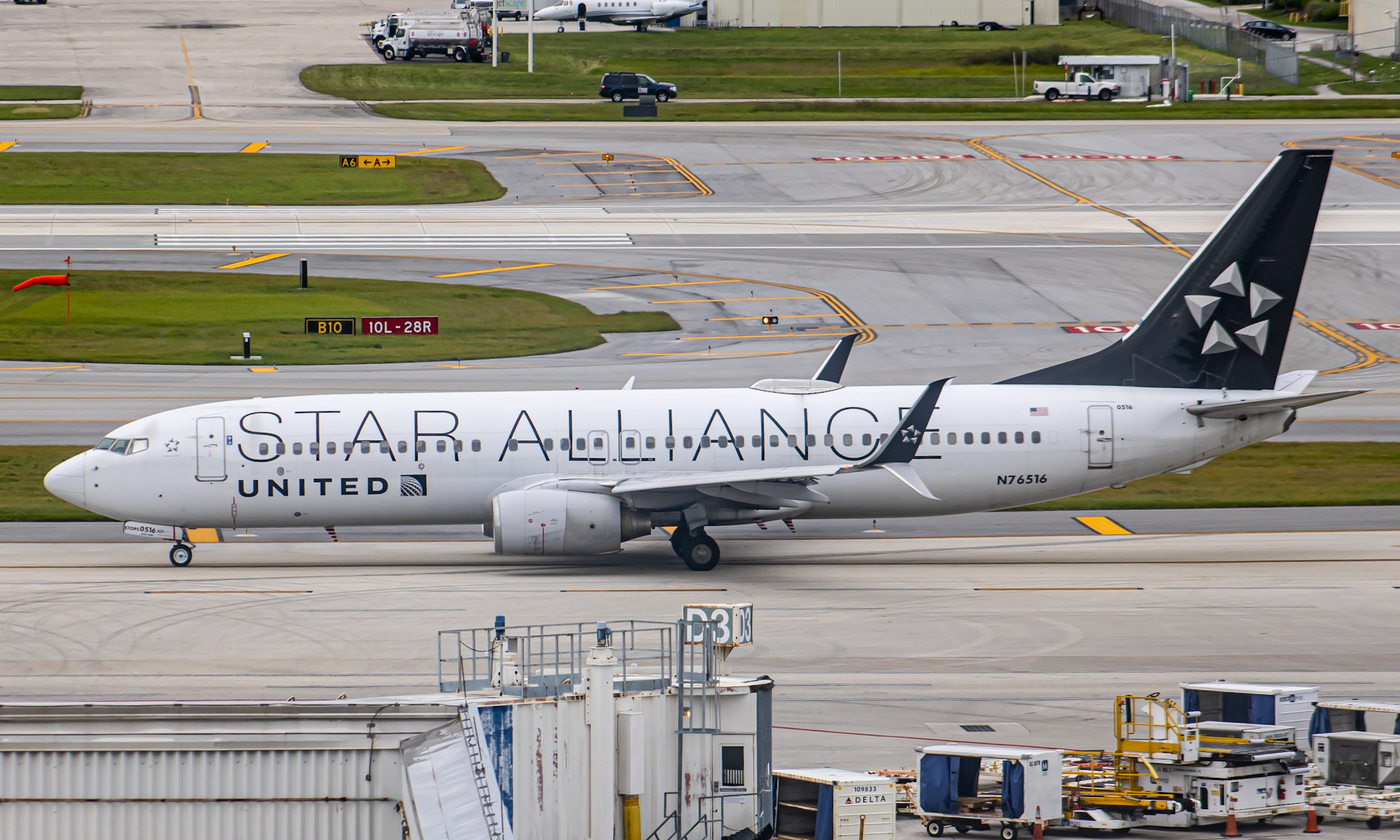 Full size: United Airlines Boeing 737-800 N76516 at Fort Lauderdale/Hollywood International Airport