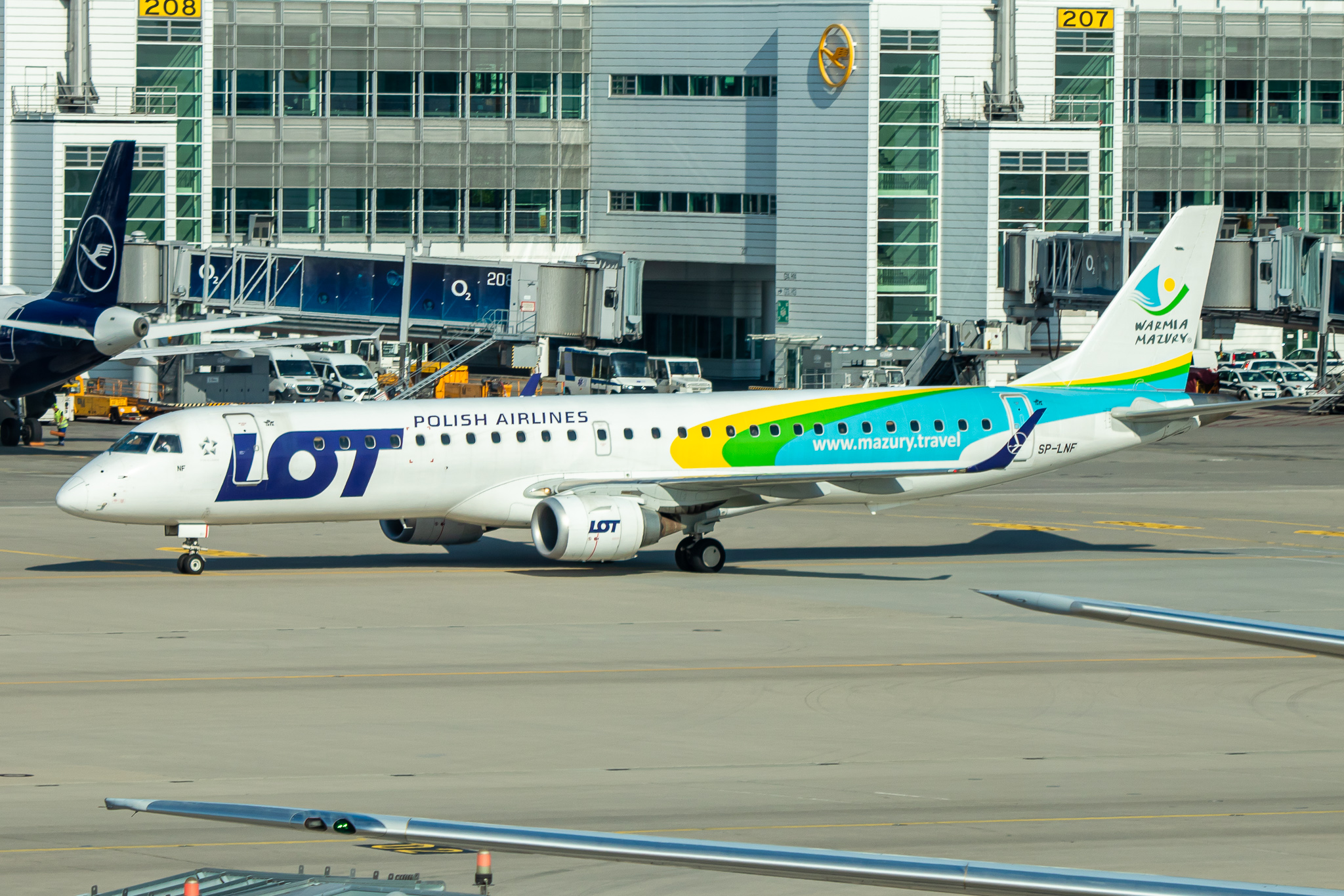 Full size: LOT Polish Airlines Embraer E195 SP-LNF at Munich International Airport