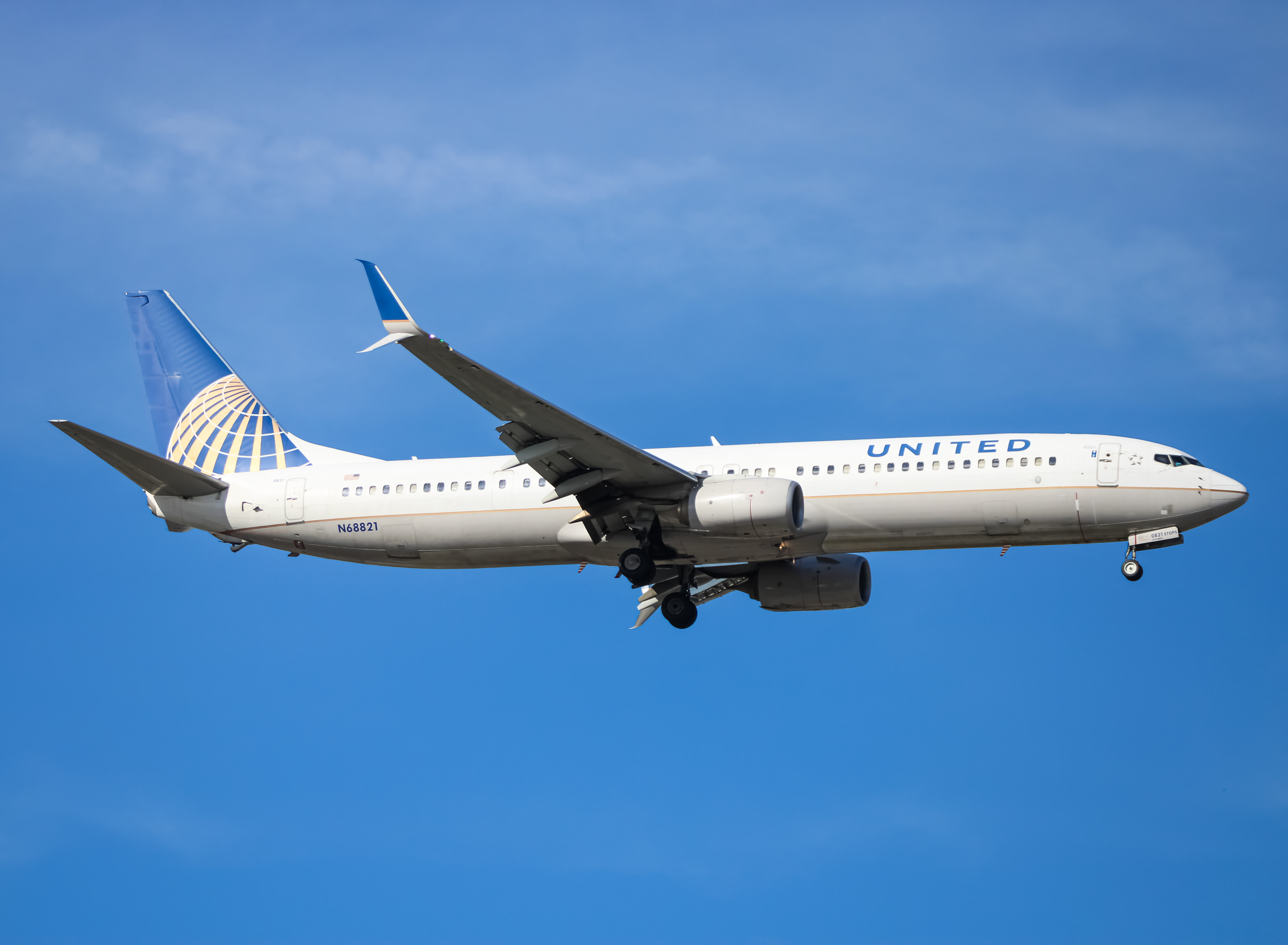 Full size: United Airlines Boeing 737-900ER N68821 at Baltimore/Washington International Thurgood Marshall Airport