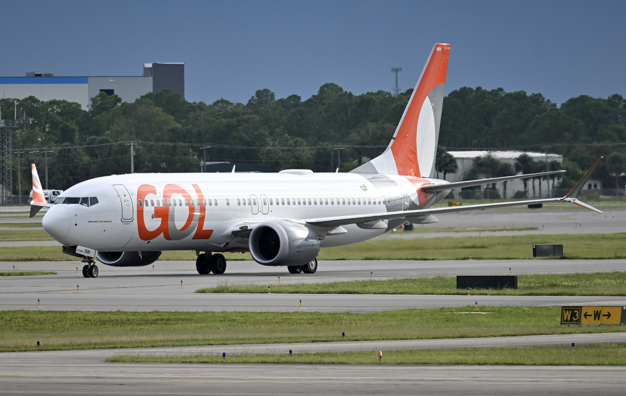 Full size: GOL Linhas Aereas Boeing 737 MAX 8 PR-XMH at Daytona Beach International Airport