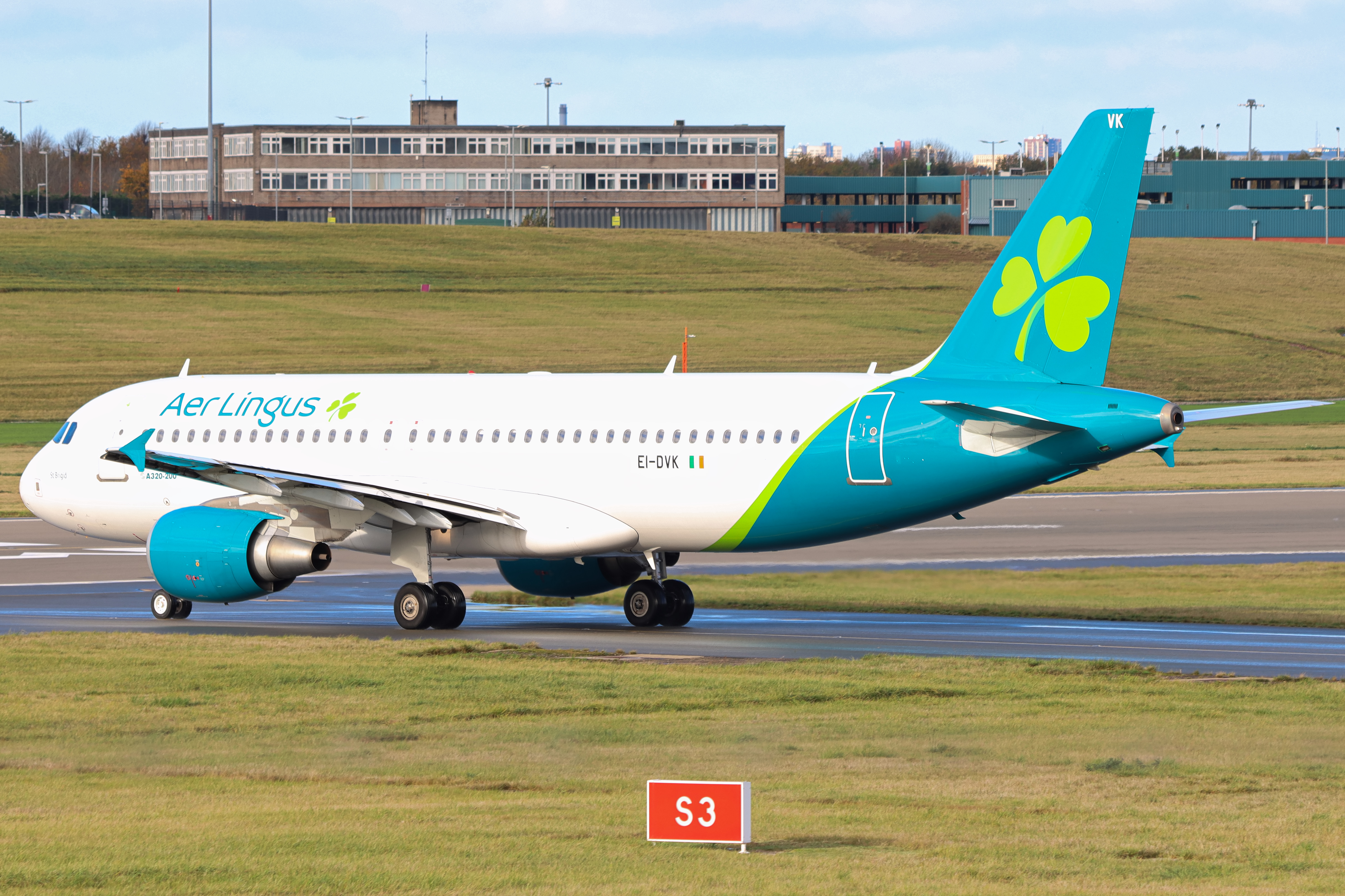 Full size: Aer Lingus Airbus A320 EI-DVK at Birmingham Airport