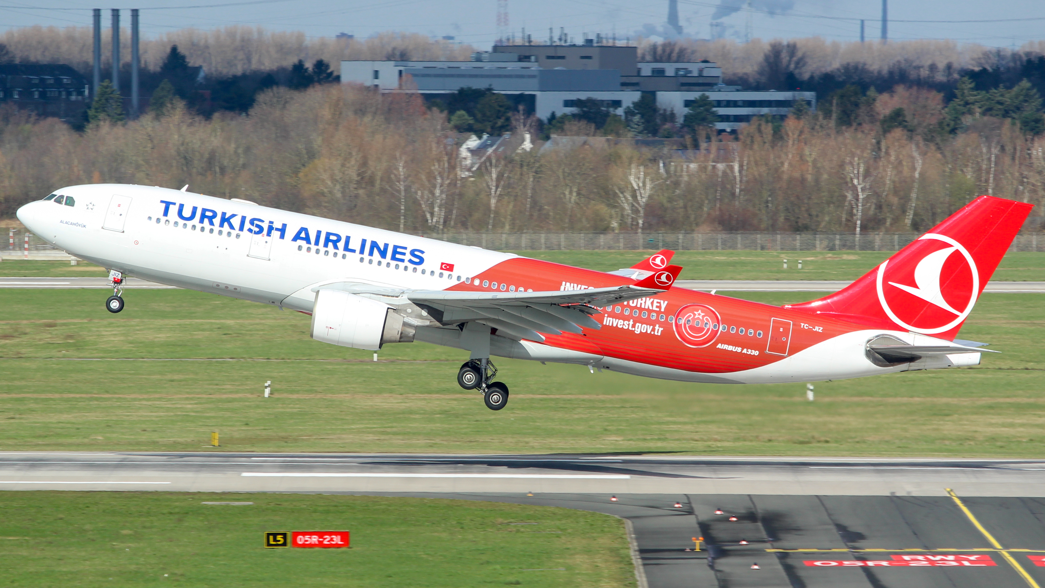 Full size: Turkish Airlines Airbus A330-200 TC-JIZ at Dusseldorf International Airport