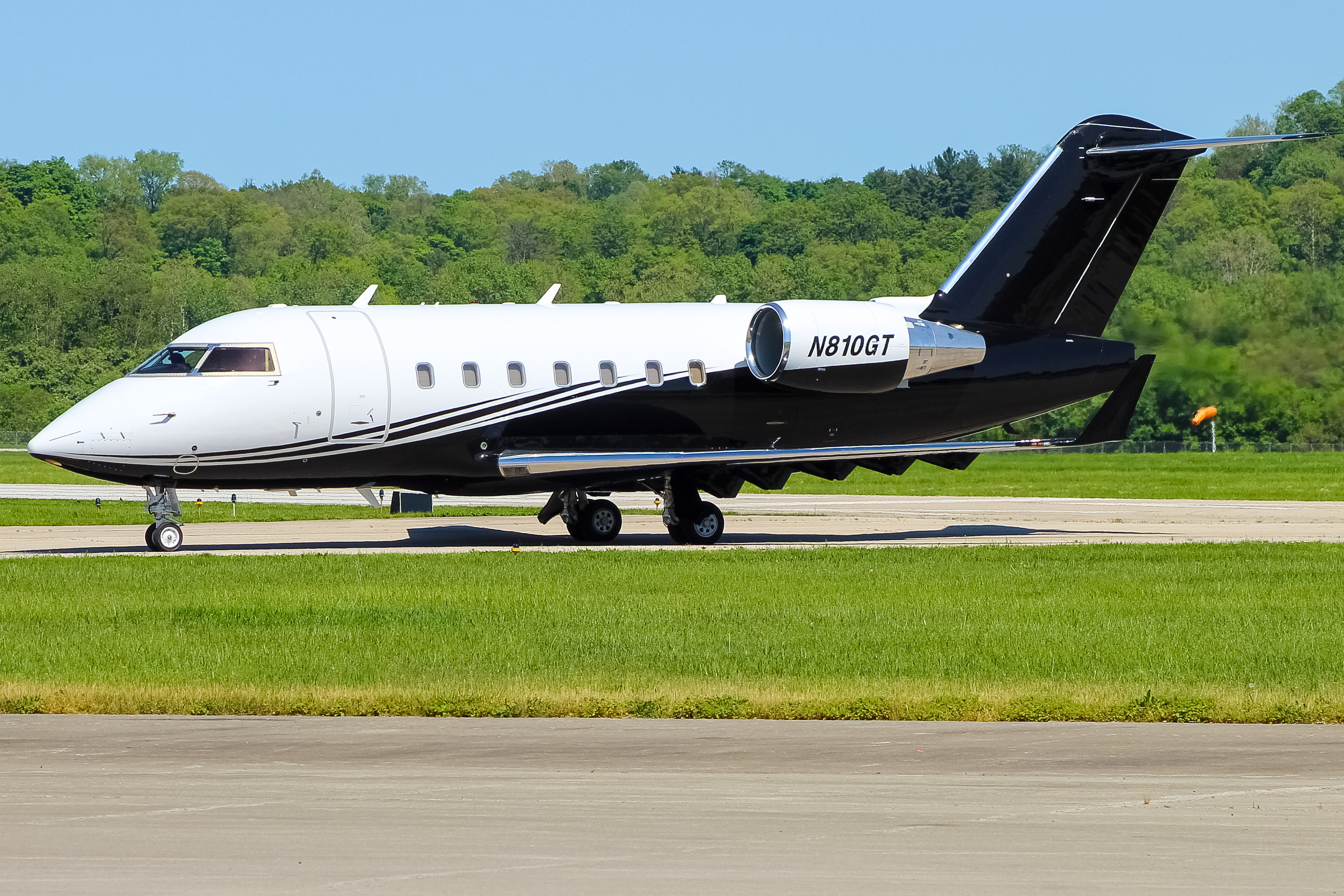 Full size: PRIVATE  Bombardier Challenger 604 N810GT at Cincinnati Municipal Airport/Lunken Field